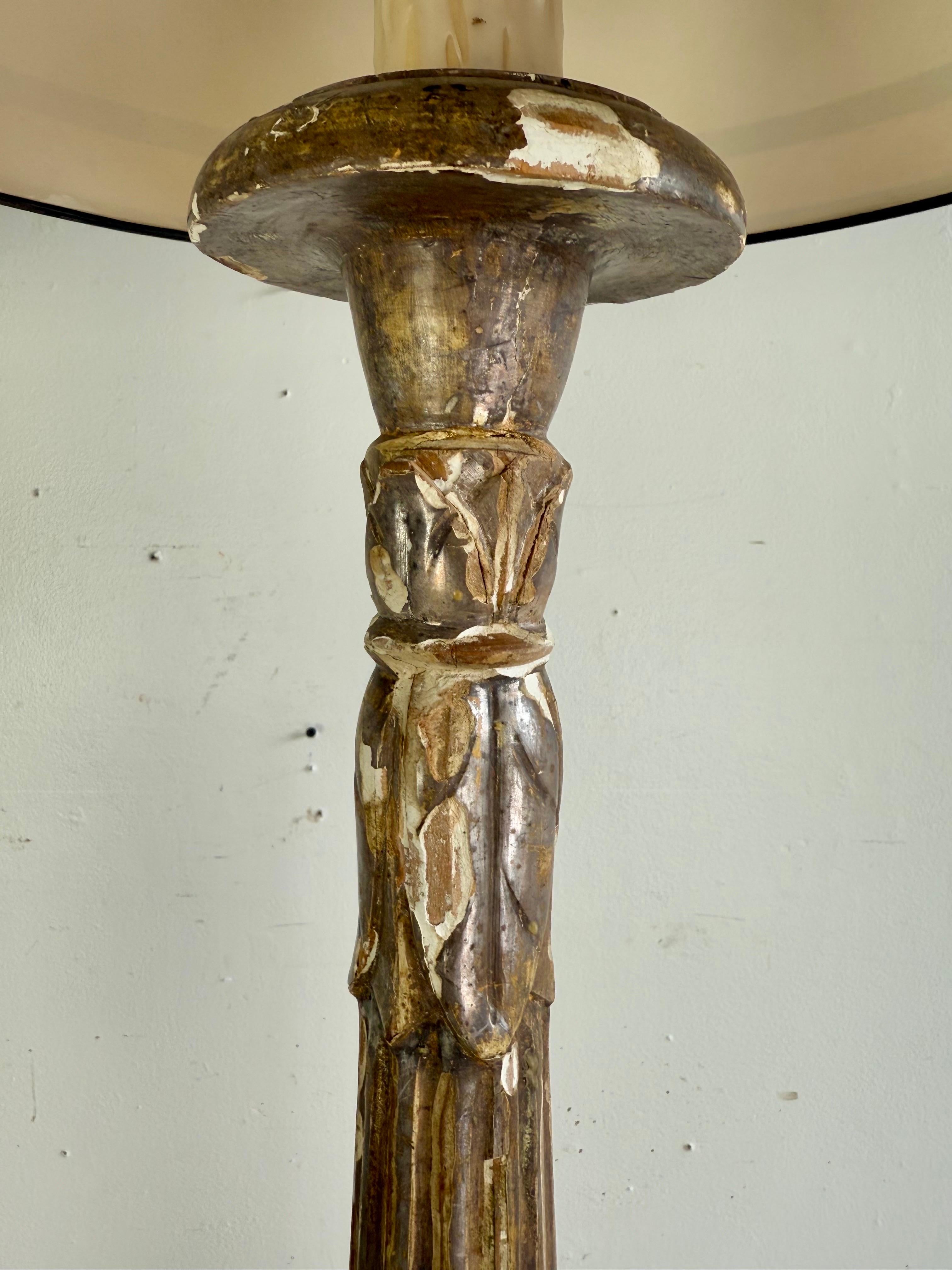 Paire de lampes-bougies du 19e siècle avec abat-jour en parchemin Abîmé - En vente à Los Angeles, CA