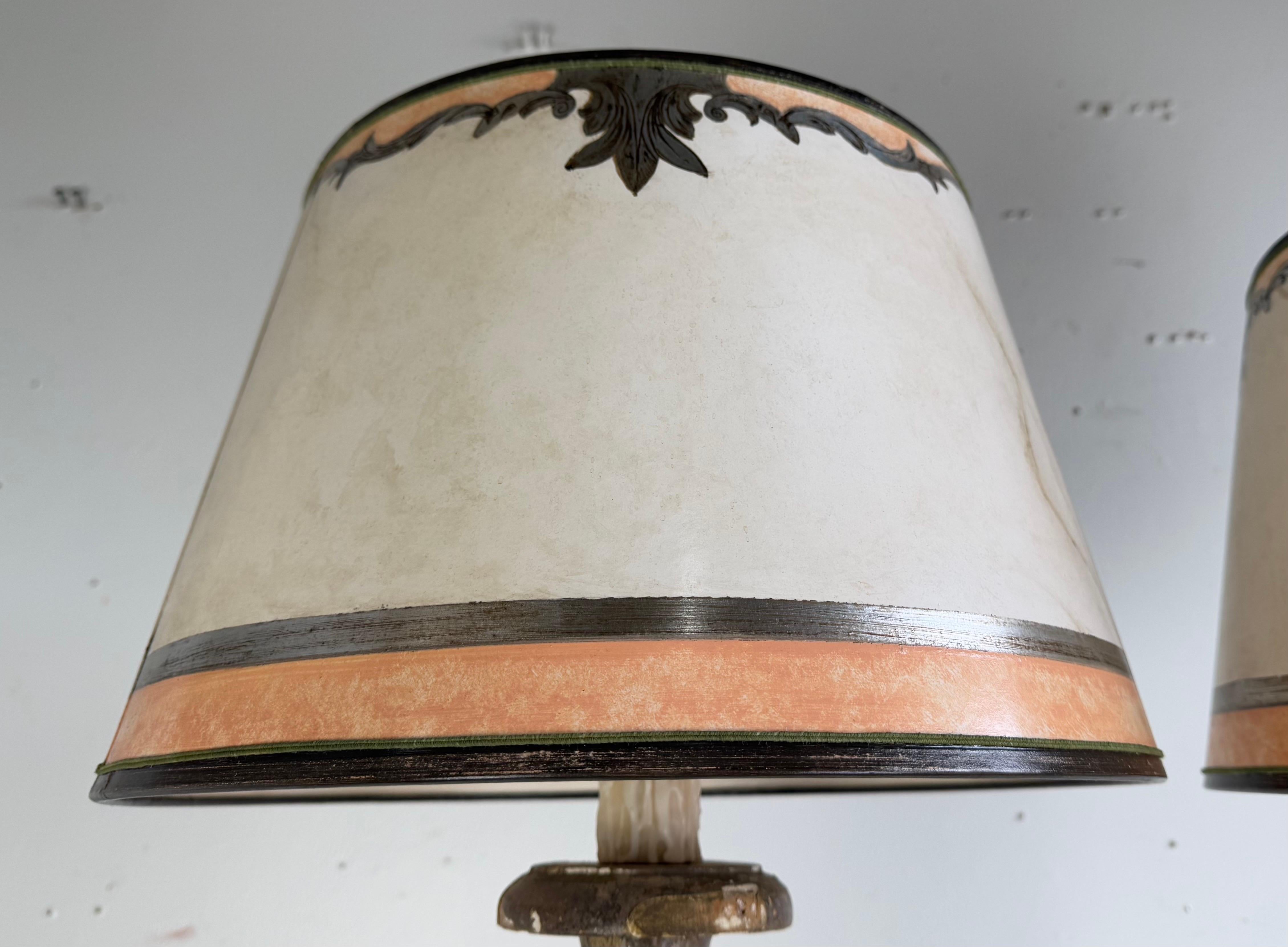 Bois doré Paire de lampes-bougies du 19e siècle avec abat-jour en parchemin en vente