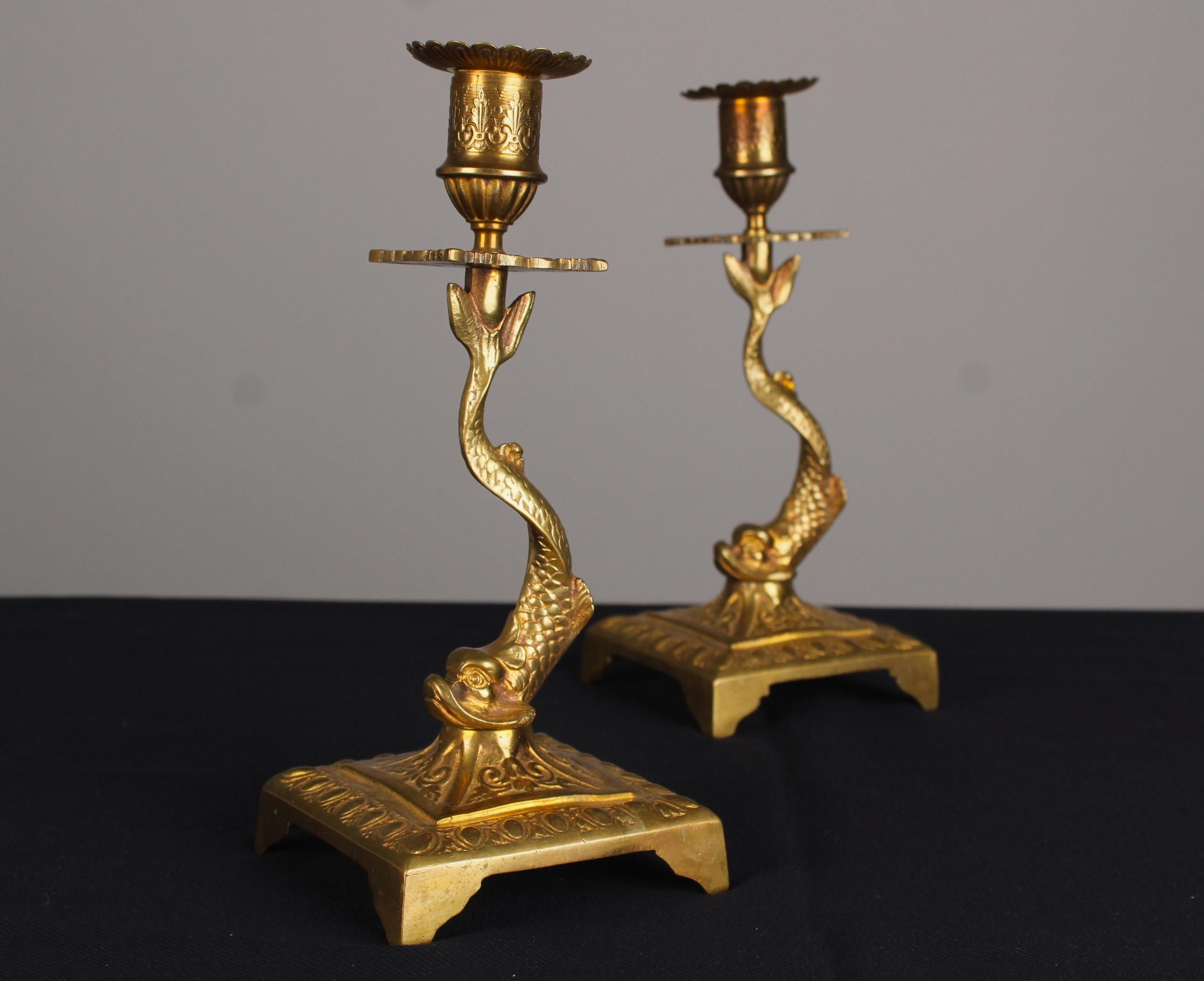 Paar Kerzenständer aus Messing des 19. Jahrhunderts, Delphine, Frankreich im Angebot 1