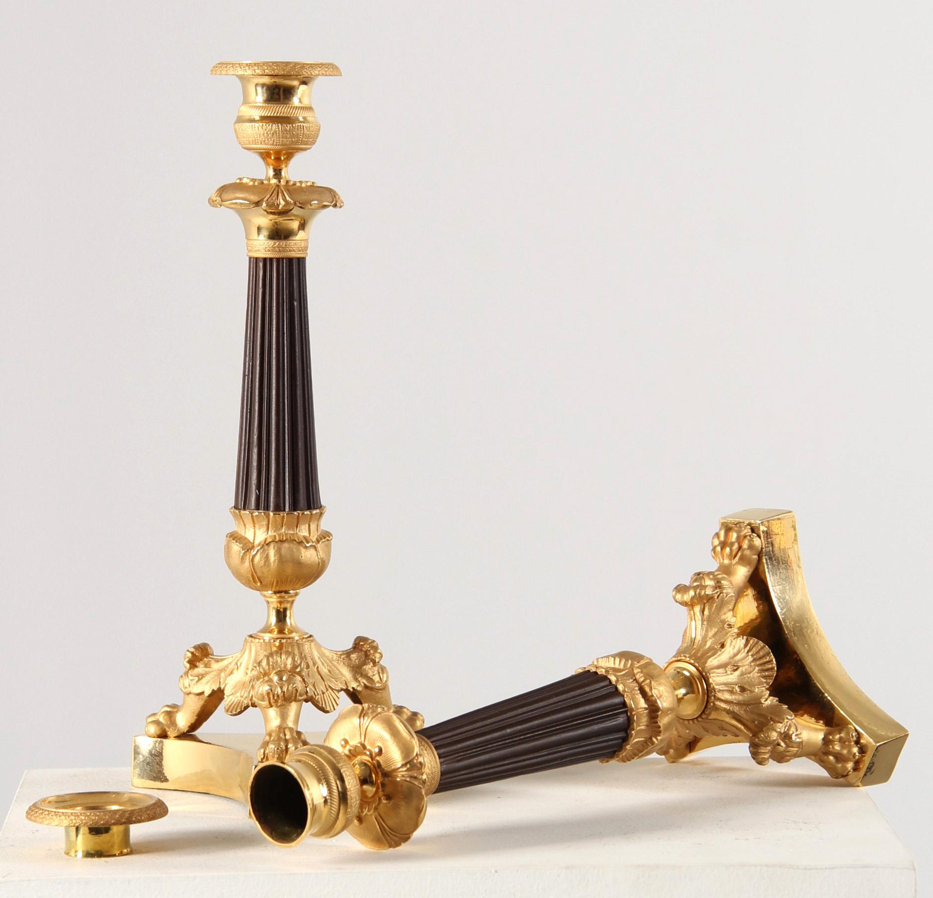 Coppia di candelieri antichi, dorati e patinati
Francia
Bronzo
Charles X intorno al 1840

Dimensioni: H. H. x L. x P.: 28 x 12 x 12 cm.

Descrizione:
Bellissima coppia di candelieri della cosiddetta Epoque Charles X, intorno al 1840-1850.

Treppiede