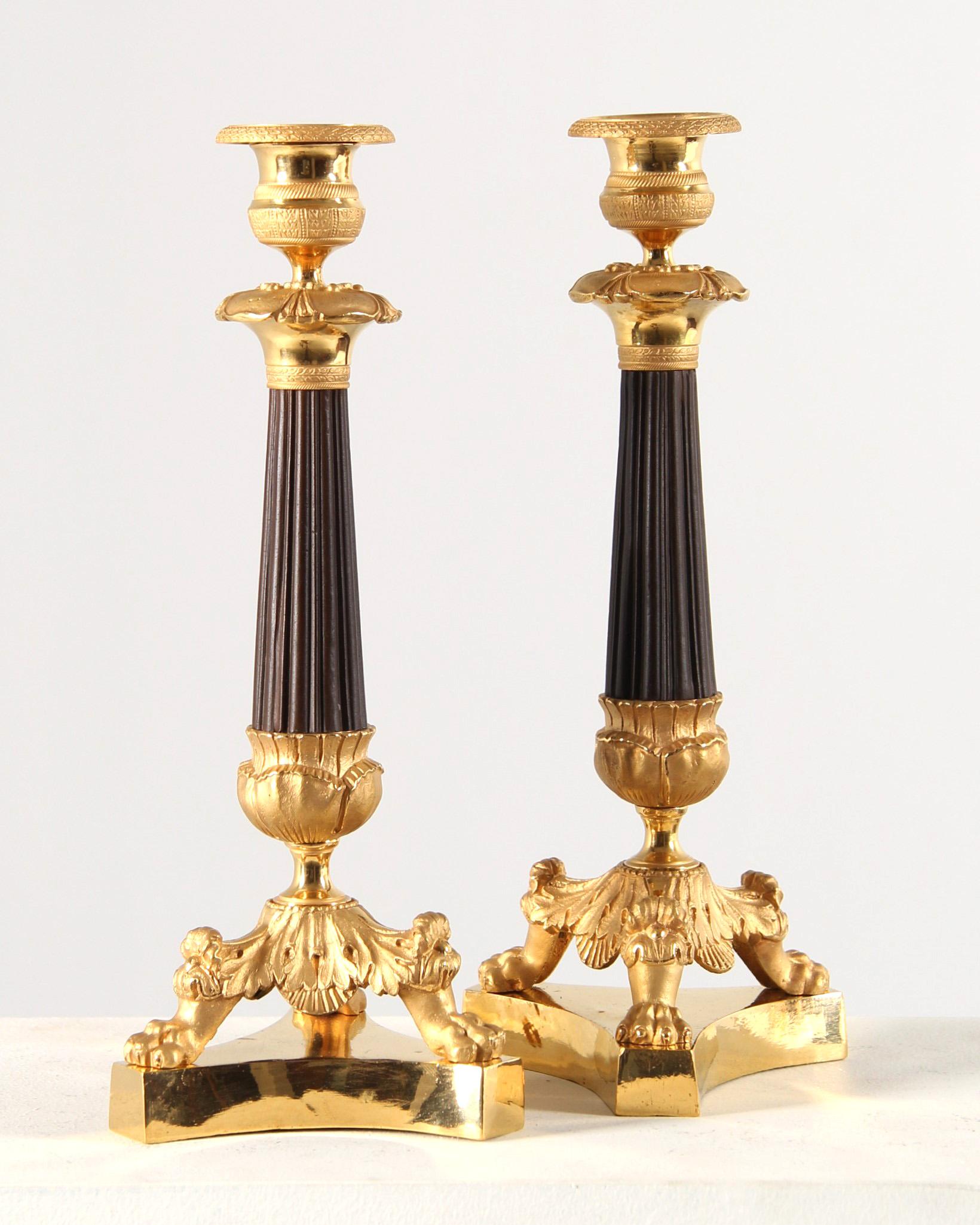 Carlo X Coppia di candelieri del XIX secolo, bronzo, dorati e patinati, circa 1840 in vendita