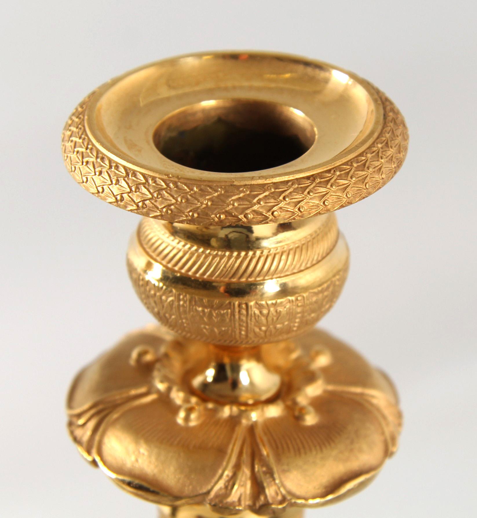 Francese Coppia di candelieri del XIX secolo, bronzo, dorati e patinati, circa 1840 in vendita