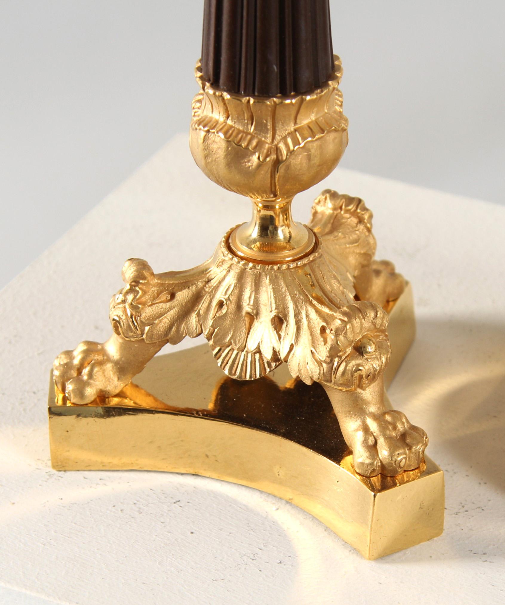 Dorato Coppia di candelieri del XIX secolo, bronzo, dorati e patinati, circa 1840 in vendita