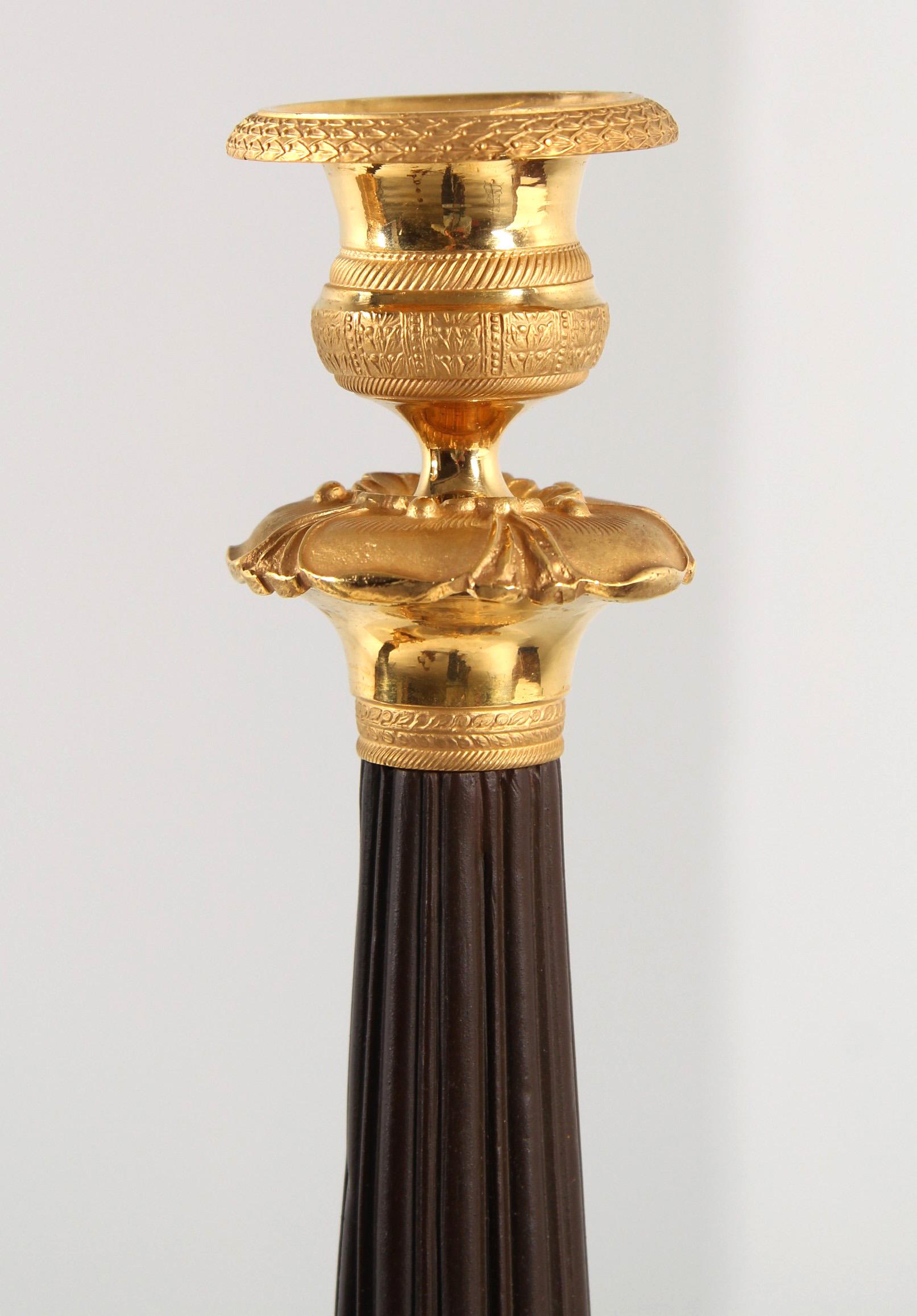 Coppia di candelieri del XIX secolo, bronzo, dorati e patinati, circa 1840 In condizioni ottime in vendita a Greven, DE