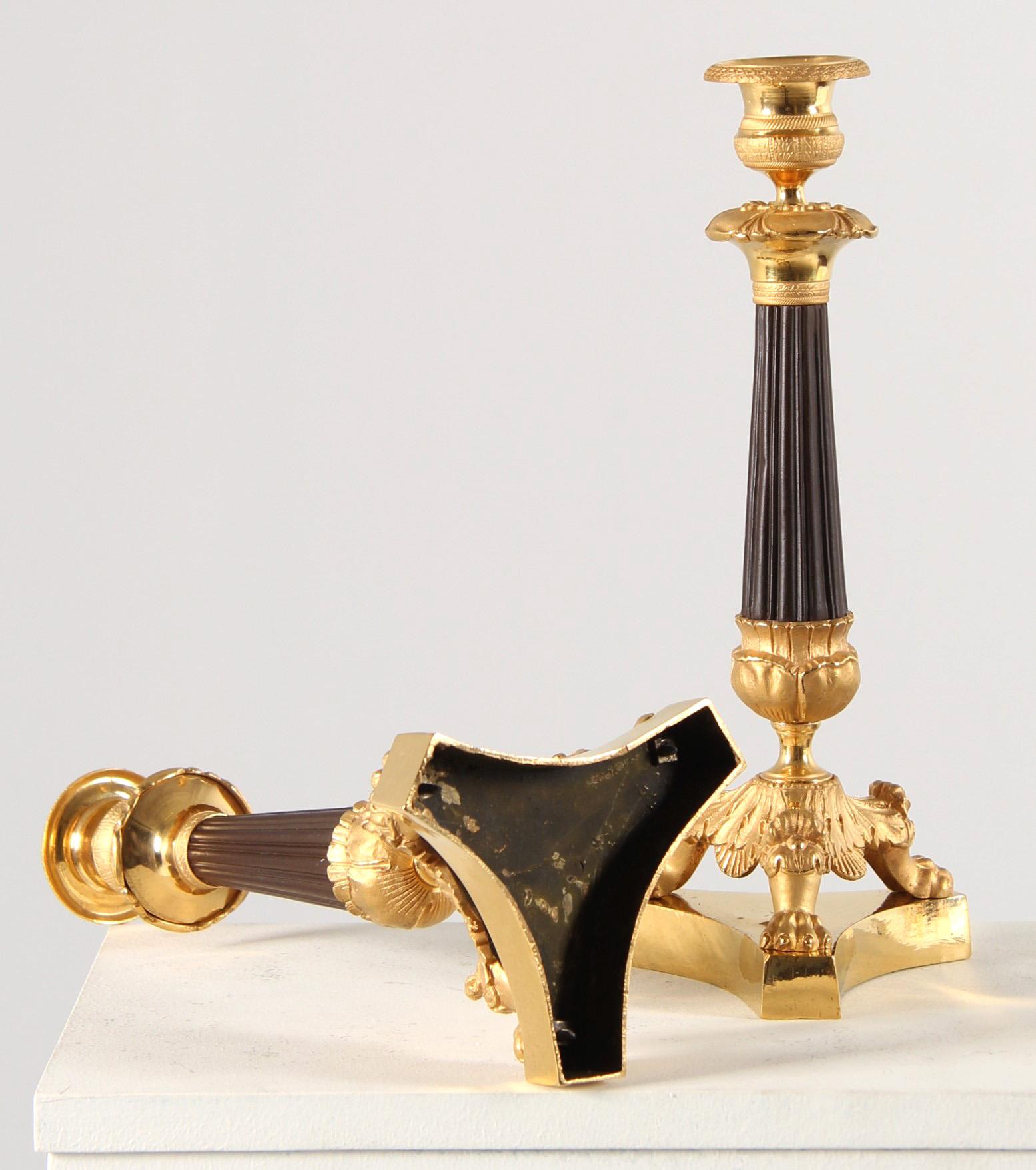 Bronzo Coppia di candelieri del XIX secolo, bronzo, dorati e patinati, circa 1840 in vendita