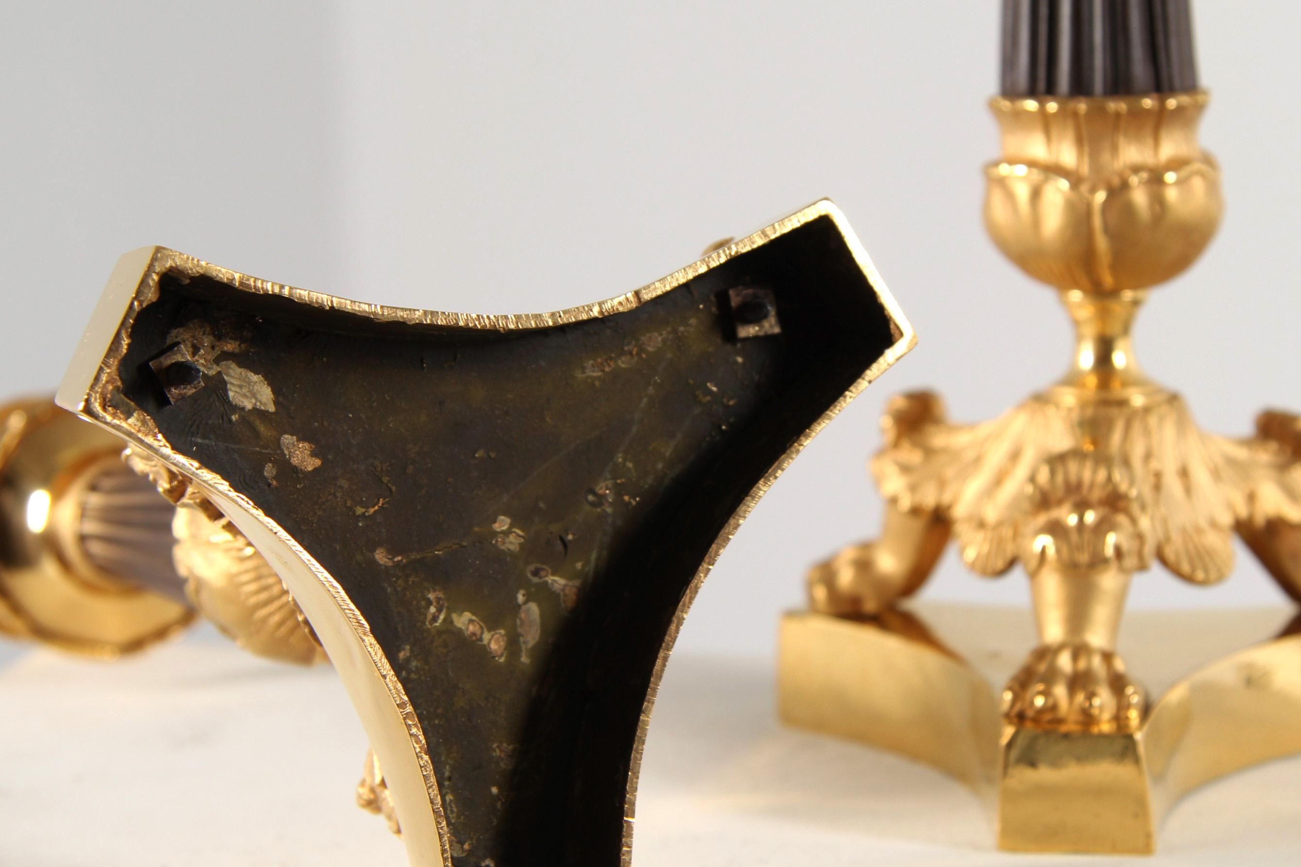 Coppia di candelieri del XIX secolo, bronzo, dorati e patinati, circa 1840 in vendita 1