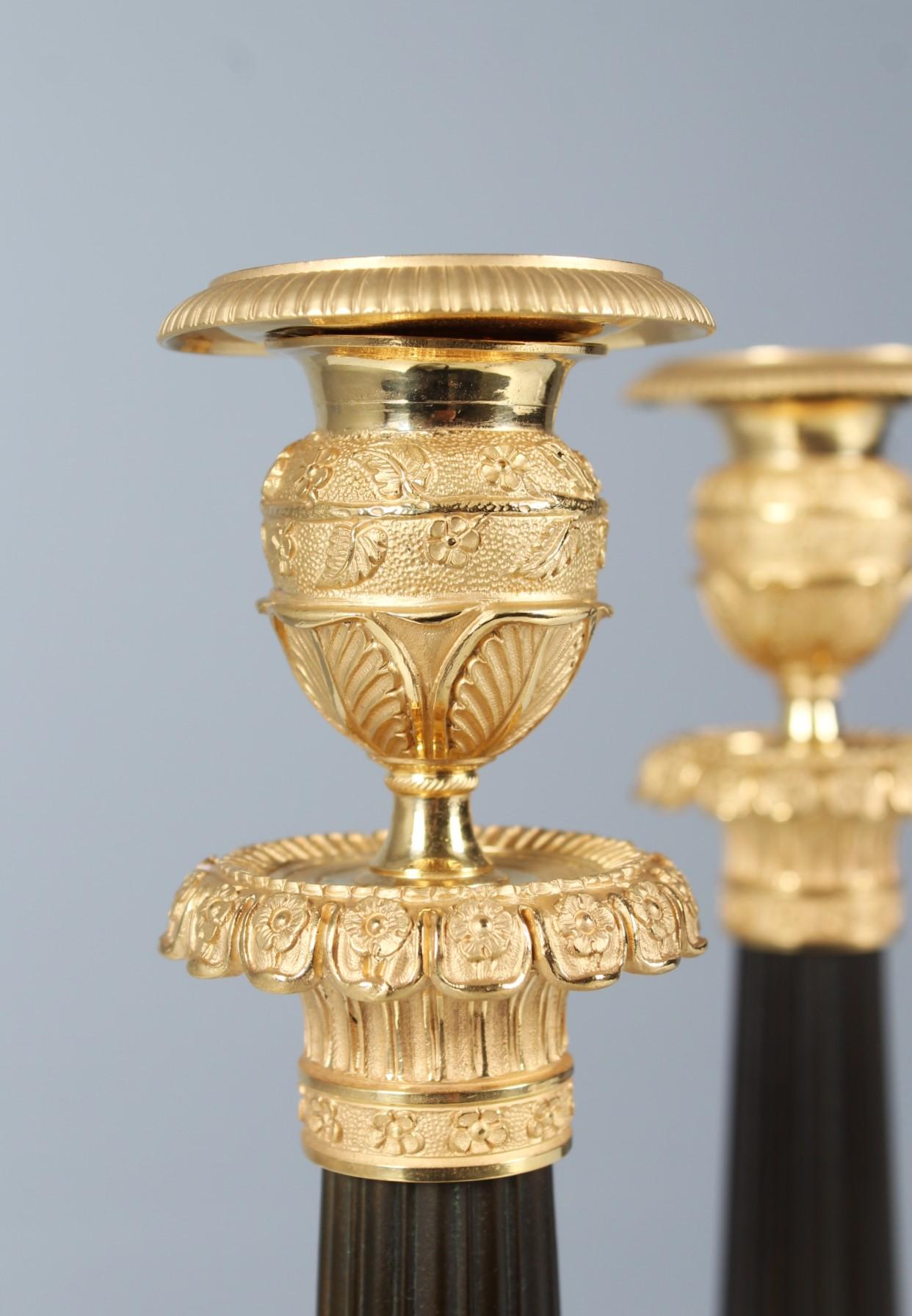 Paar Kerzenständer aus dem 19. Jahrhundert, Bronze, vergoldet und patiniert, um 1850 (Vergoldet) im Angebot