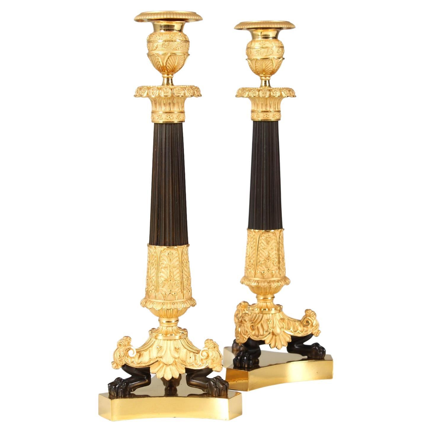Paar Kerzenständer aus dem 19. Jahrhundert, Bronze, vergoldet und patiniert, um 1850 im Angebot