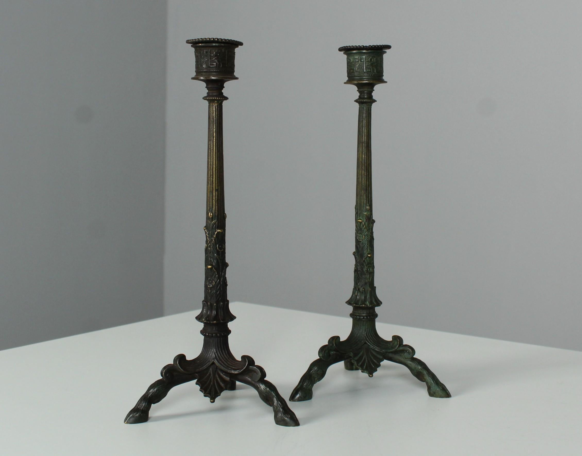 Beautiful pair of bronze candlesticks, France, late 19th century.
Wonderful ornaments and three feet depicting deer hooves.
Patinated bronze.