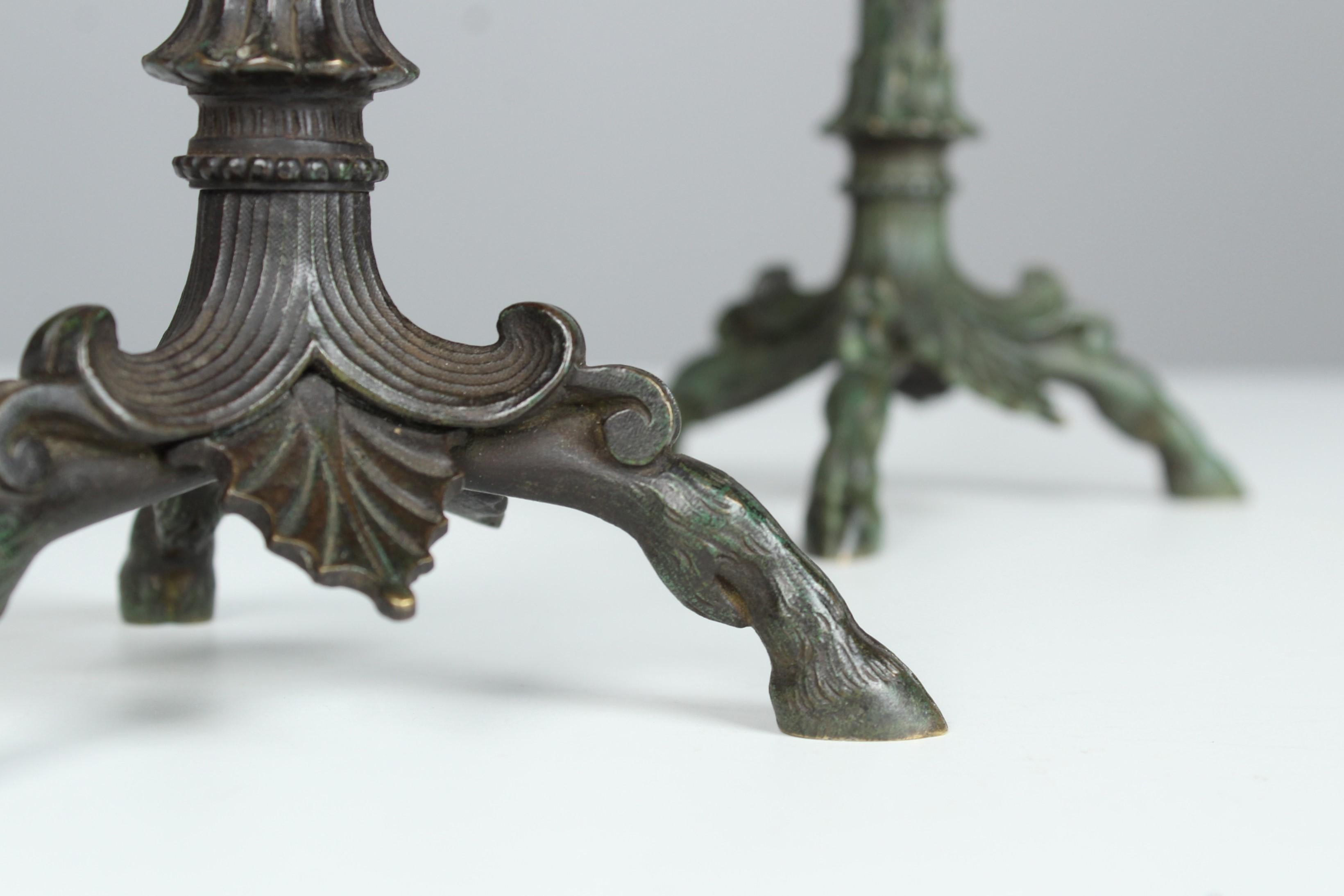 Paar Kerzenständer aus dem 19. Jahrhundert, Bronze patiniert, Frankreich, Hirschfüßen (Spätviktorianisch) im Angebot