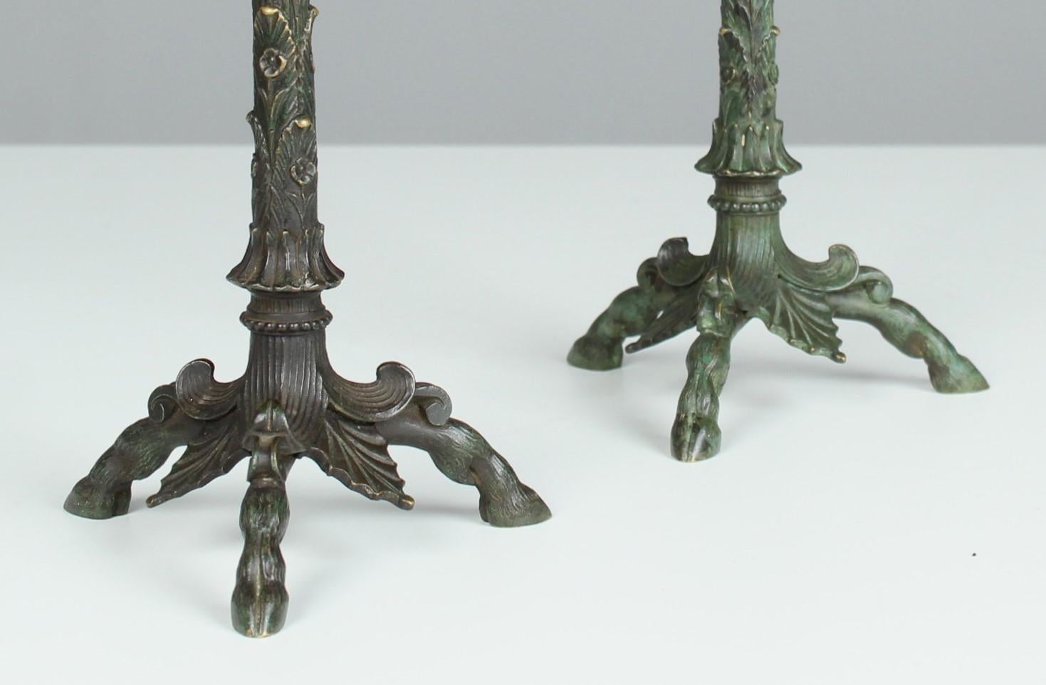 Patiné Paire de chandeliers du 19ème siècle, bronze patiné, France, pieds de cerfs en vente