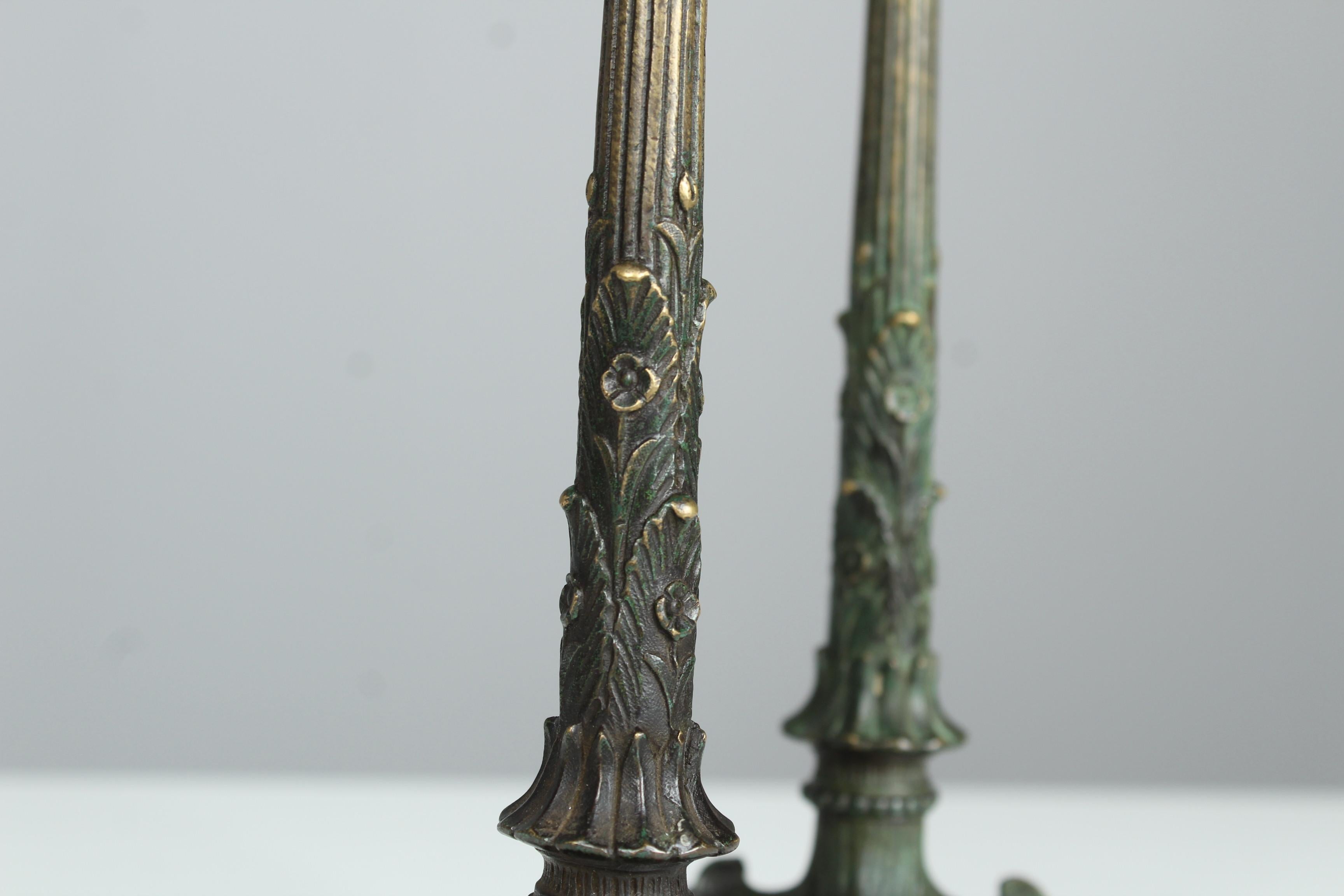 Paar Kerzenständer aus dem 19. Jahrhundert, Bronze patiniert, Frankreich, Hirschfüßen im Angebot 1