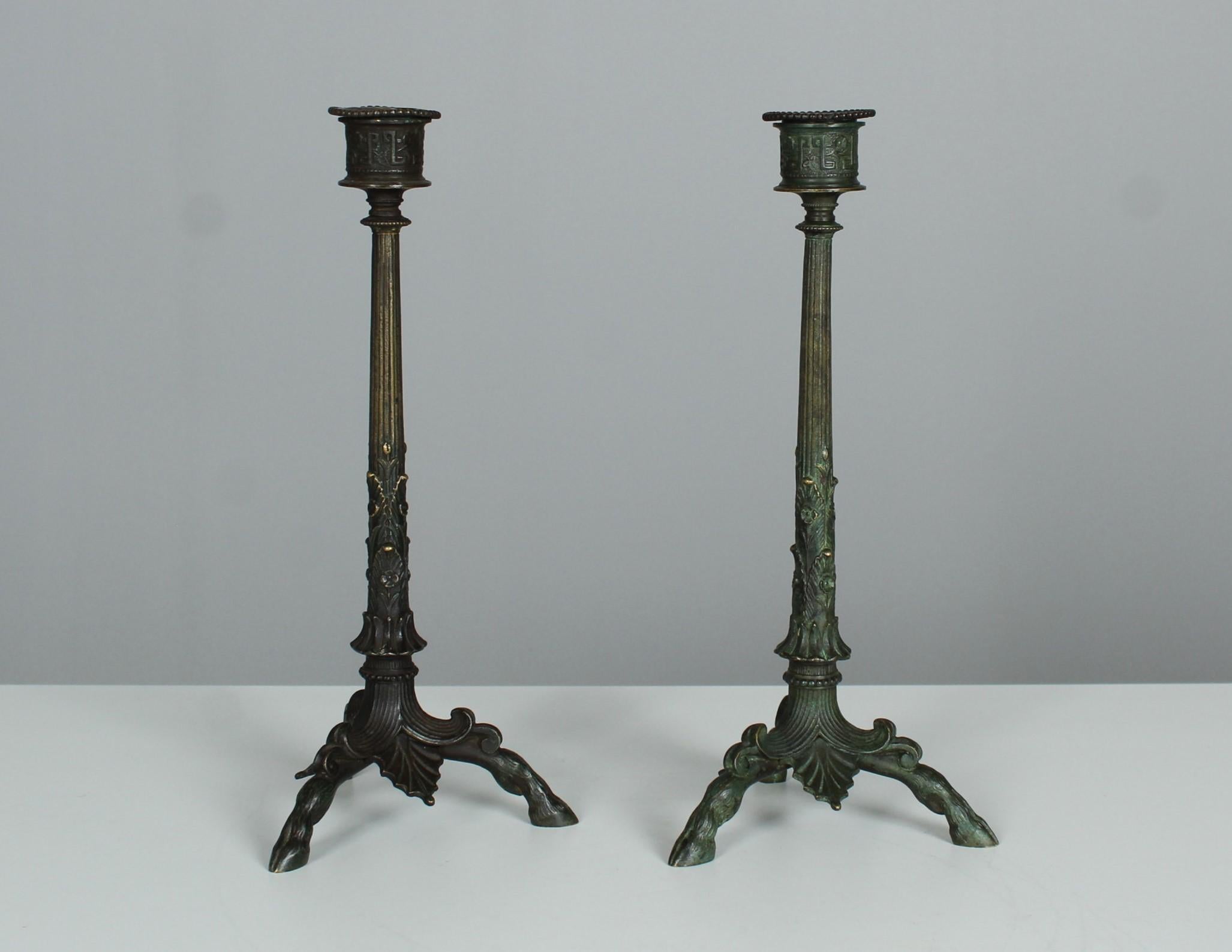 Paar Kerzenständer aus dem 19. Jahrhundert, Bronze patiniert, Frankreich, Hirschfüßen im Angebot 2