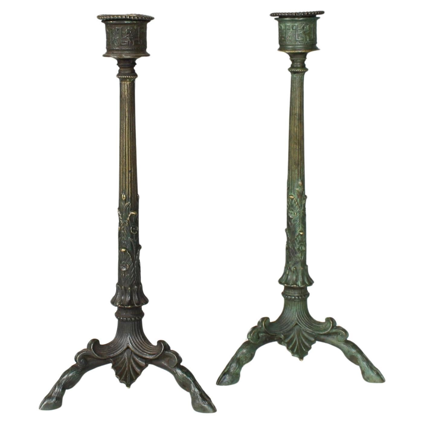 Paire de chandeliers du 19ème siècle, bronze patiné, France, pieds de cerfs en vente