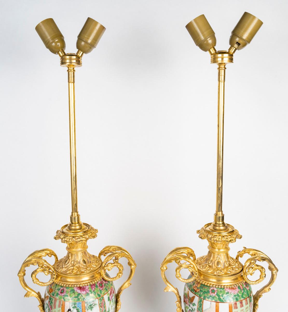 Paire de lampes à huile en porcelaine de Canton et bronze doré du XIXe siècle, période Napoléon III.

Paire de lampes à huile en bronze doré du XIXe siècle, période Napoléon III, porcelaine de Canton.
H : 76 cm, L : 23 cm, P : 17 cm