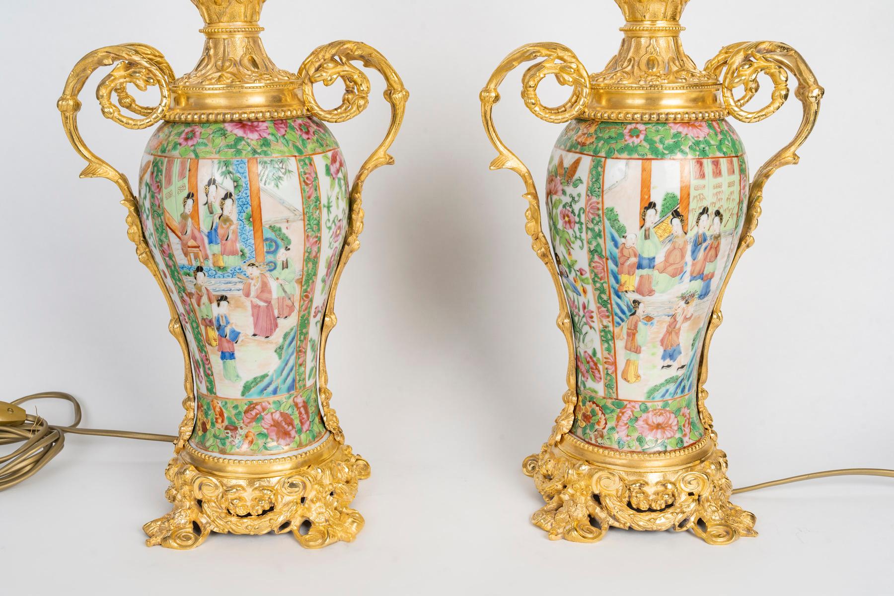 Français Paire de lampes à huile en porcelaine de Canton et bronze doré du XIXe siècle, Napoléon III. en vente