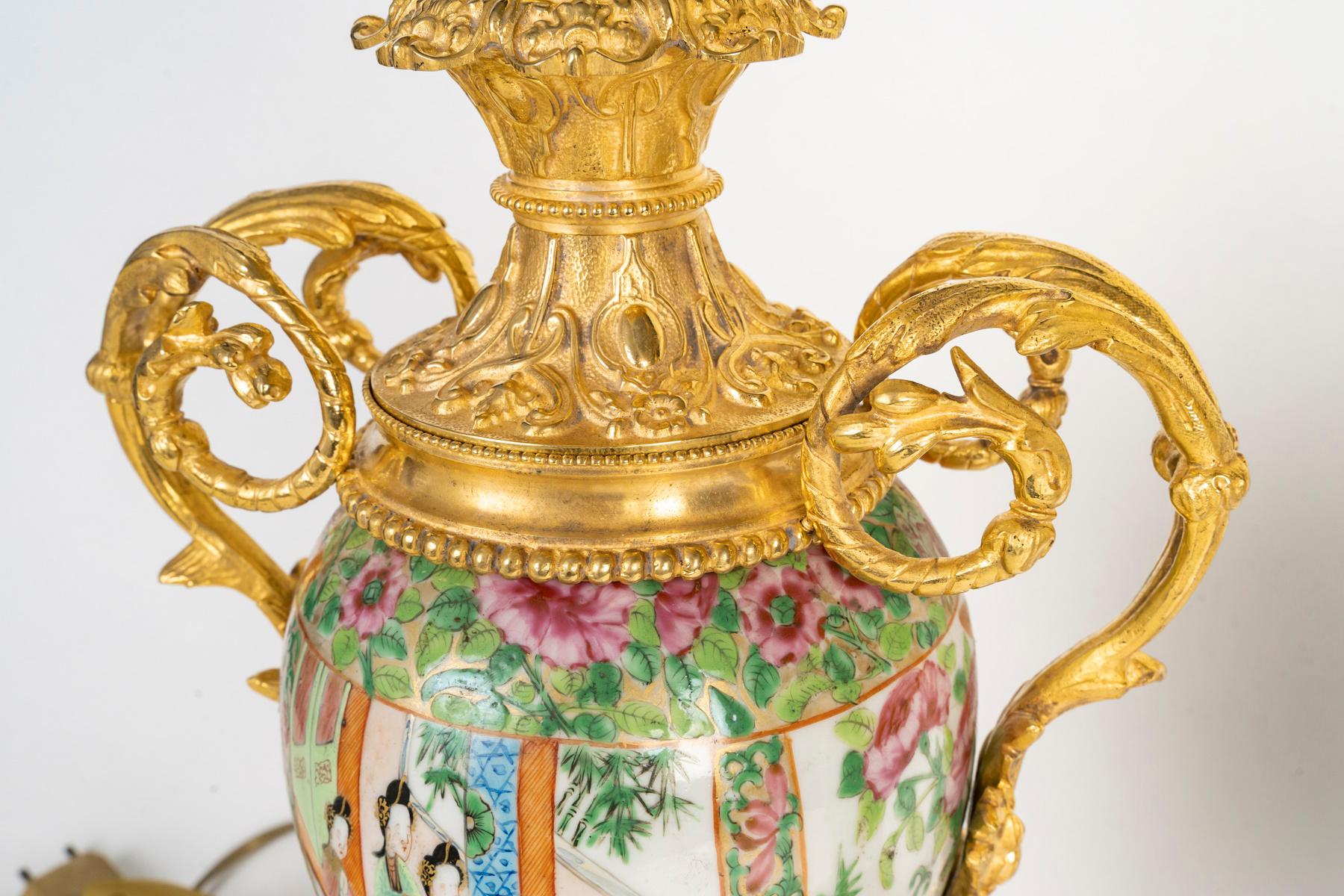 Doré Paire de lampes à huile en porcelaine de Canton et bronze doré du XIXe siècle, Napoléon III. en vente