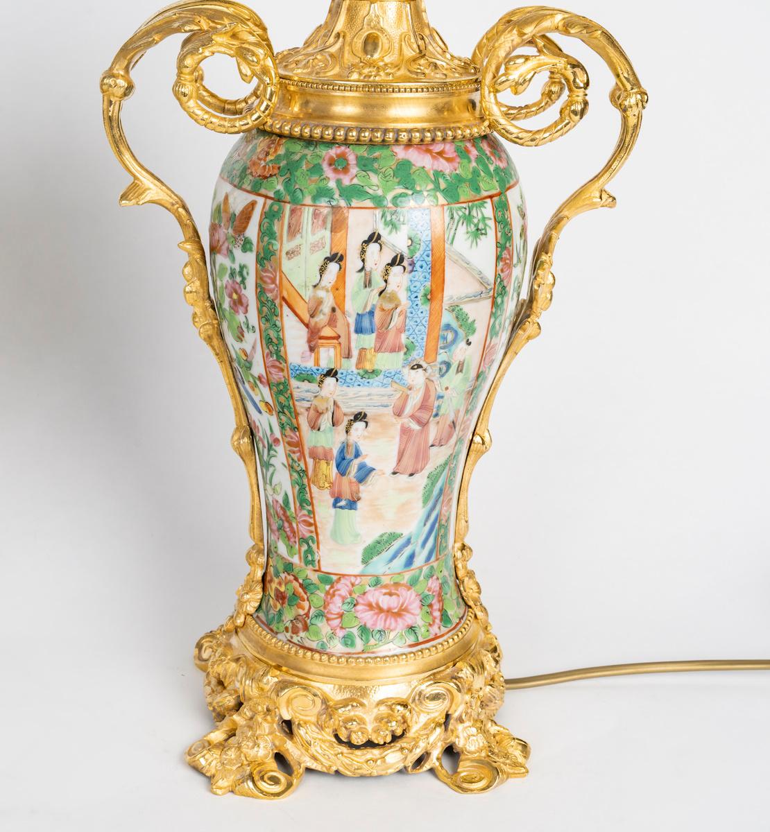 Paire de lampes à huile en porcelaine de Canton et bronze doré du XIXe siècle, Napoléon III. Bon état - En vente à Saint-Ouen, FR