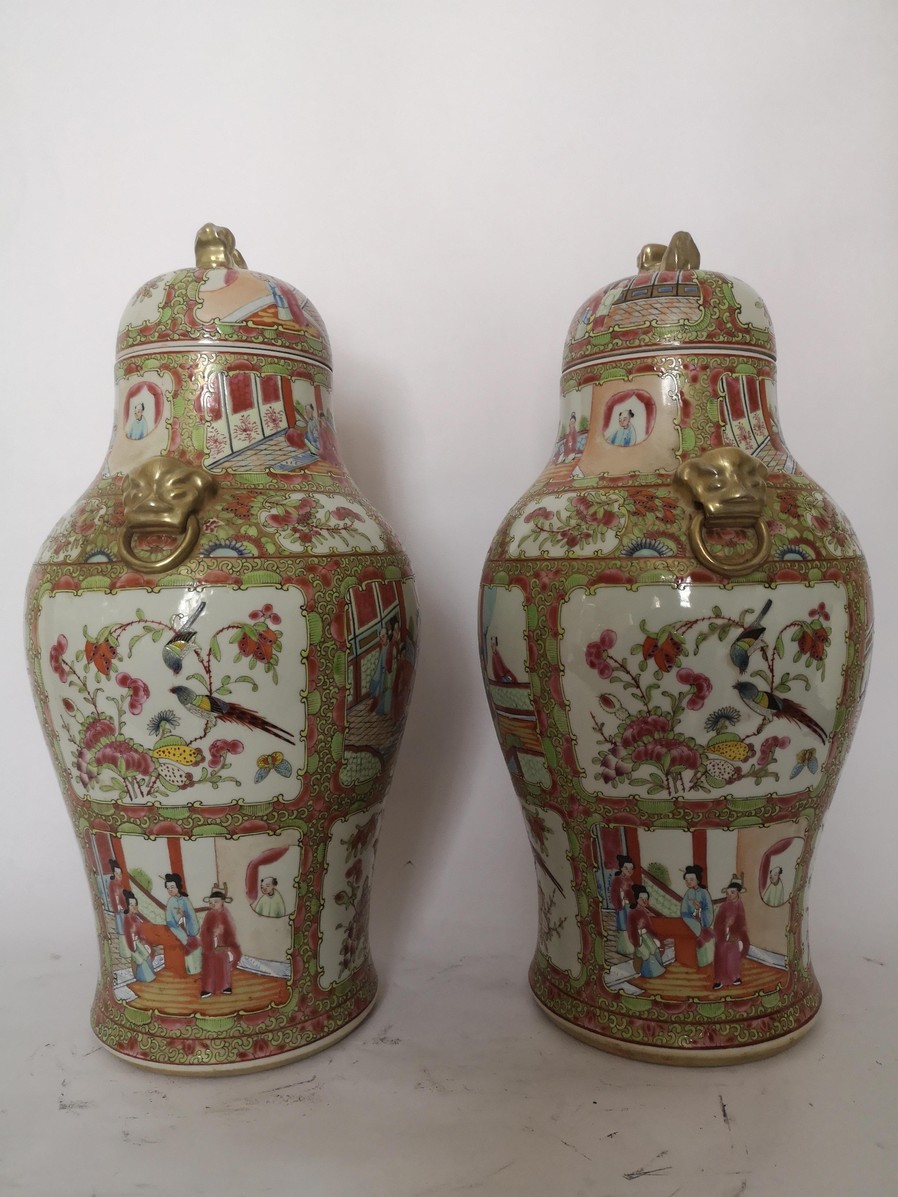 A good pair of Chinese porcelain vases from the canton region and decorated in the famille rose pattern. Of baluster form and decorated figures, birds, flowers and butterflies.
Chinese, 1900.