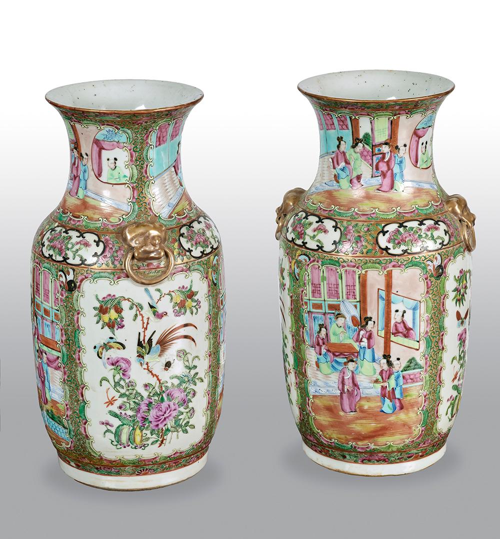 Paire de vases cantonais à médaillon rose de bonne qualité datant du 19e siècle. Chaque panneau est peint à la main et représente des courtisans et des scènes classiques au milieu d'un décor de fleurs et de feuillages.