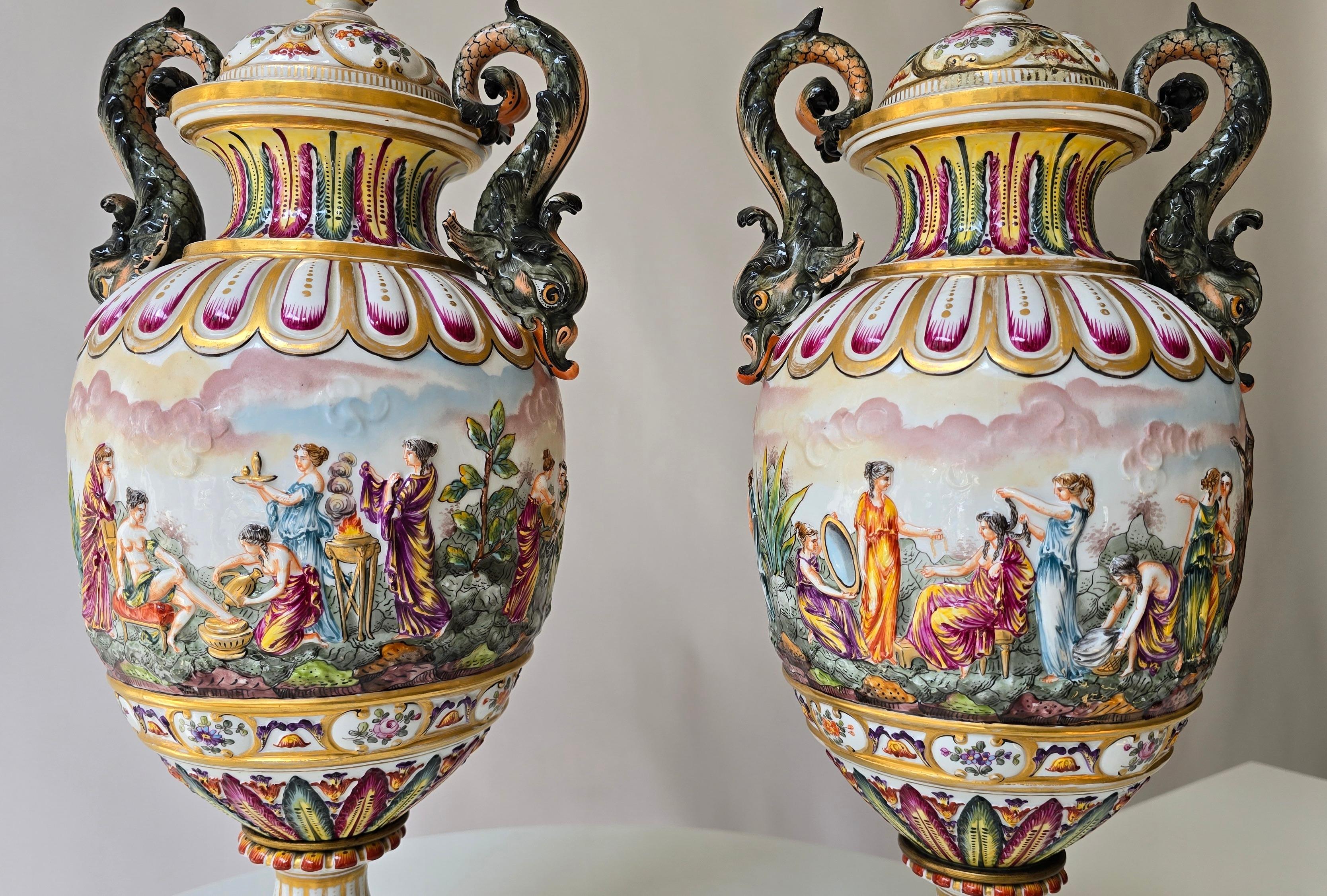 Coppia di urne in porcellana di Capodimonte del XIX secolo con rilievi mitologici in vendita 3