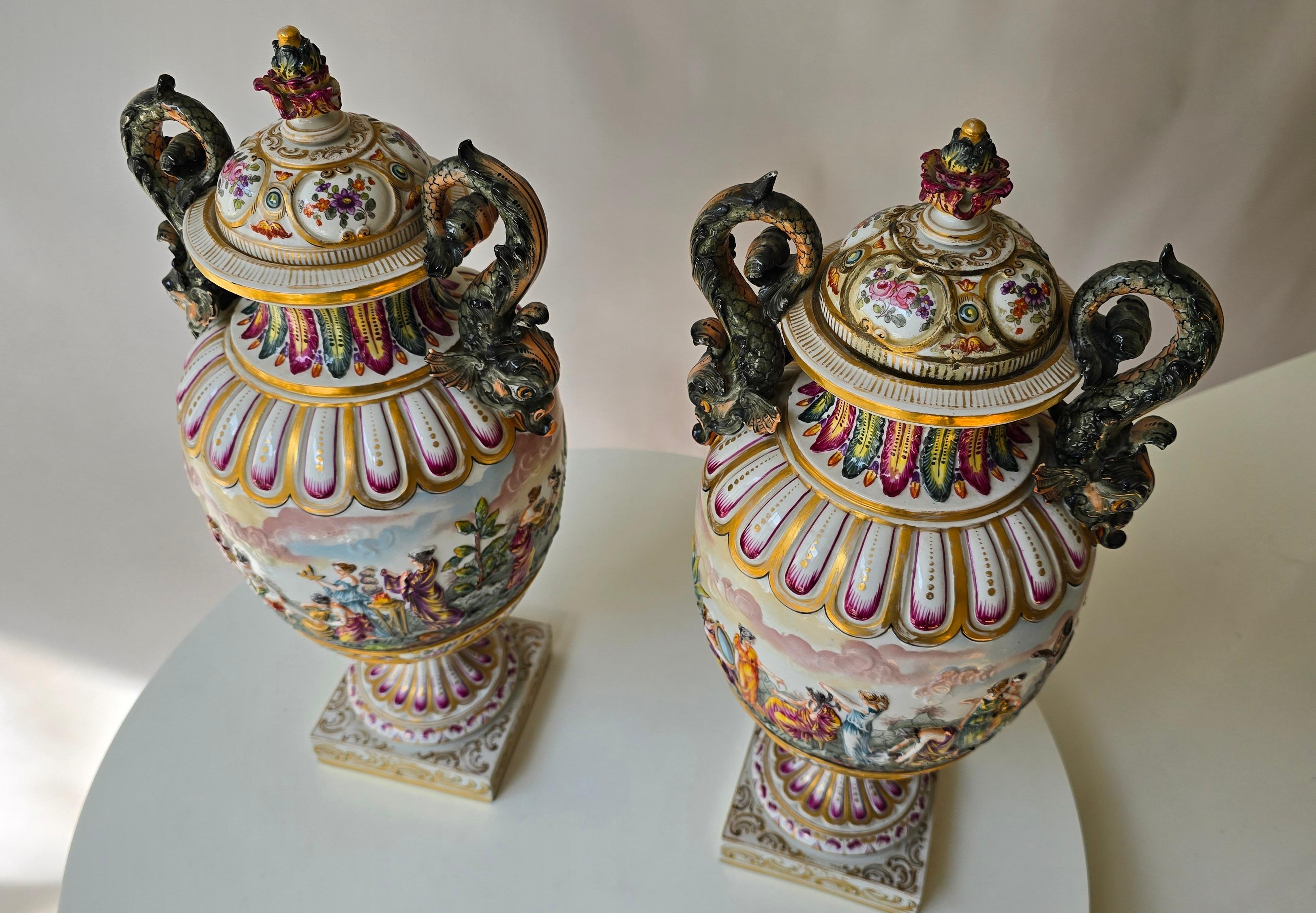 Coppia di urne in porcellana di Capodimonte del XIX secolo con rilievi mitologici in vendita 4