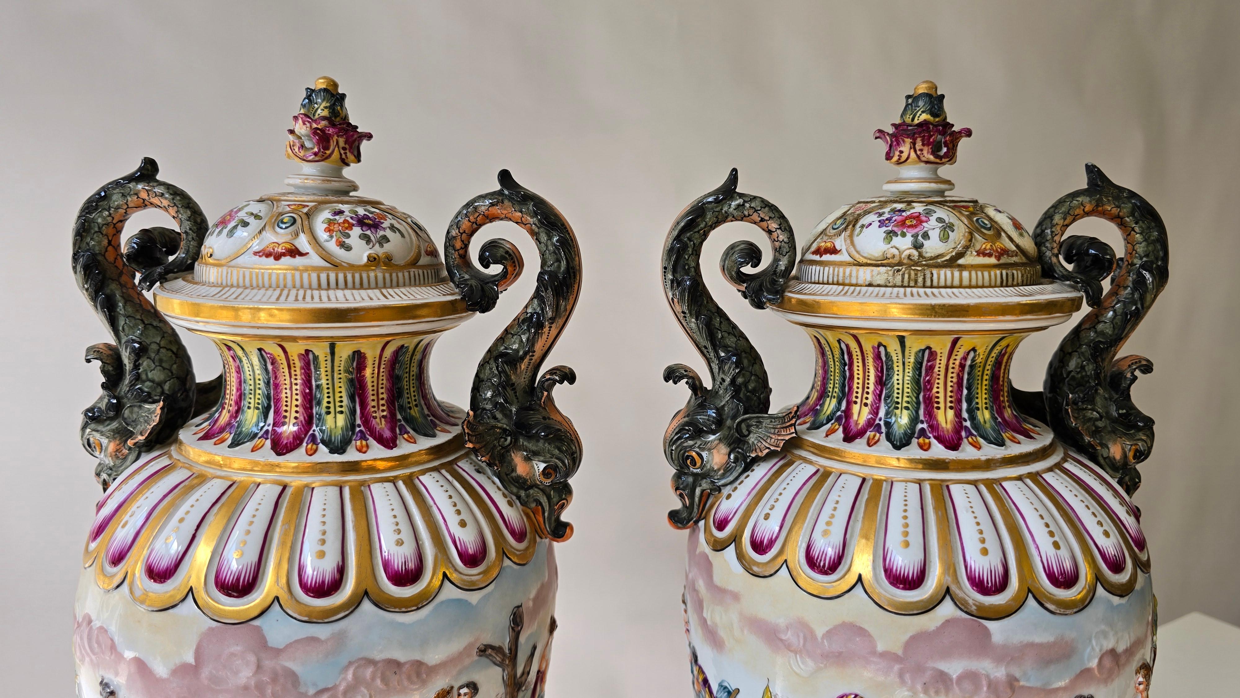 Coppia di urne in porcellana di Capodimonte del XIX secolo con rilievi mitologici in vendita 5