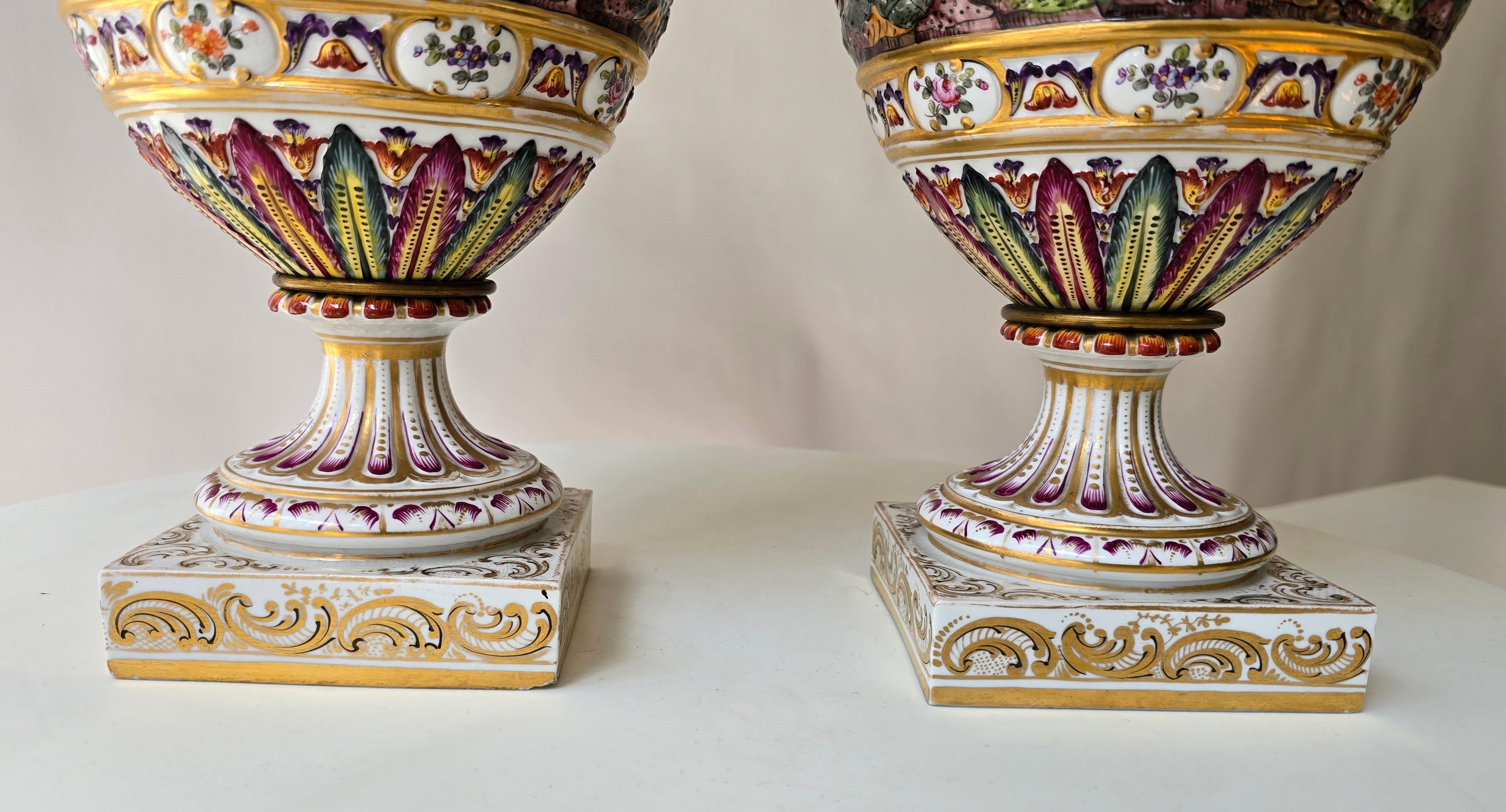 Coppia di urne in porcellana di Capodimonte del XIX secolo con rilievi mitologici in vendita 6
