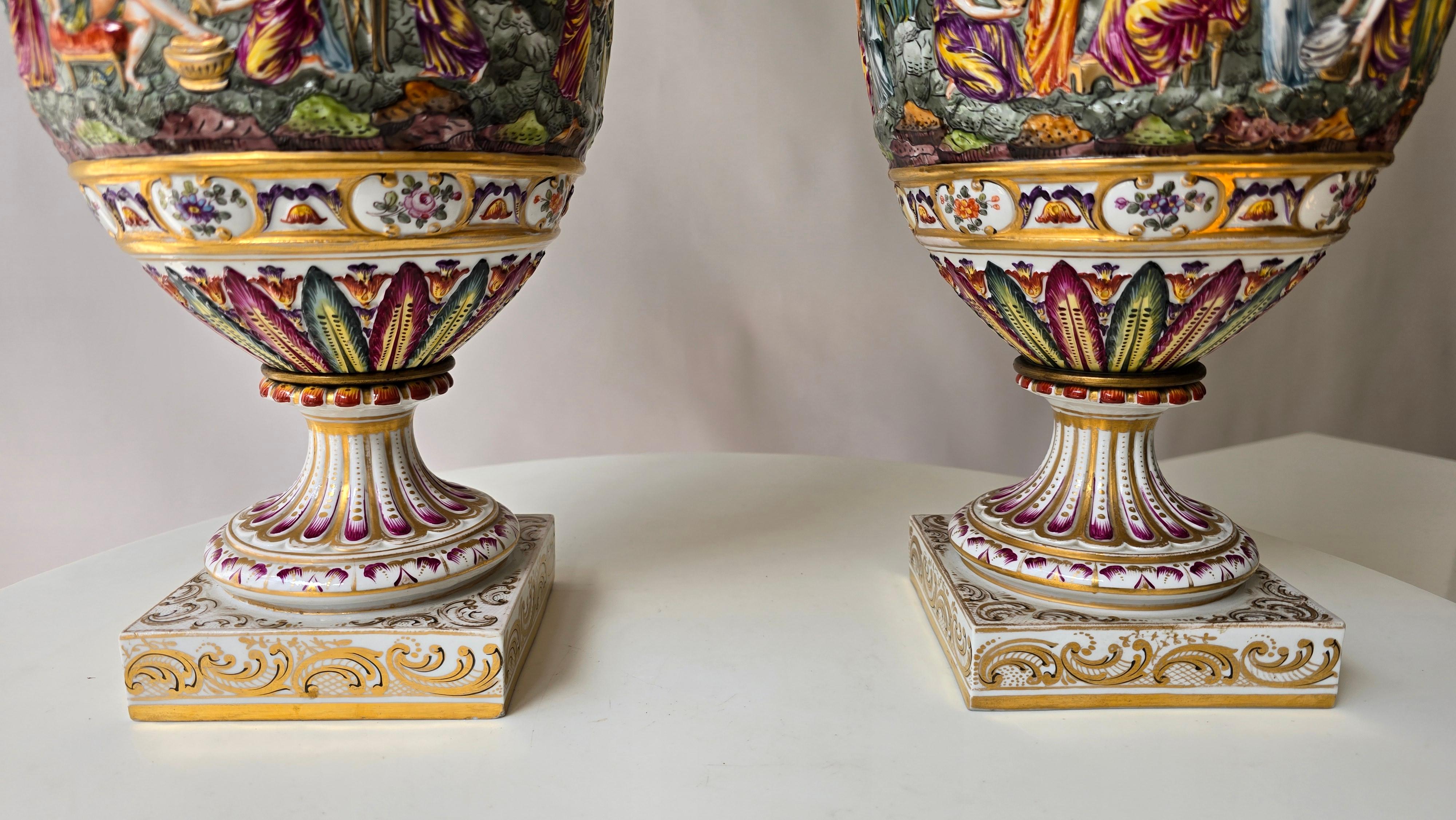 Coppia di urne in porcellana di Capodimonte del XIX secolo con rilievi mitologici in vendita 7