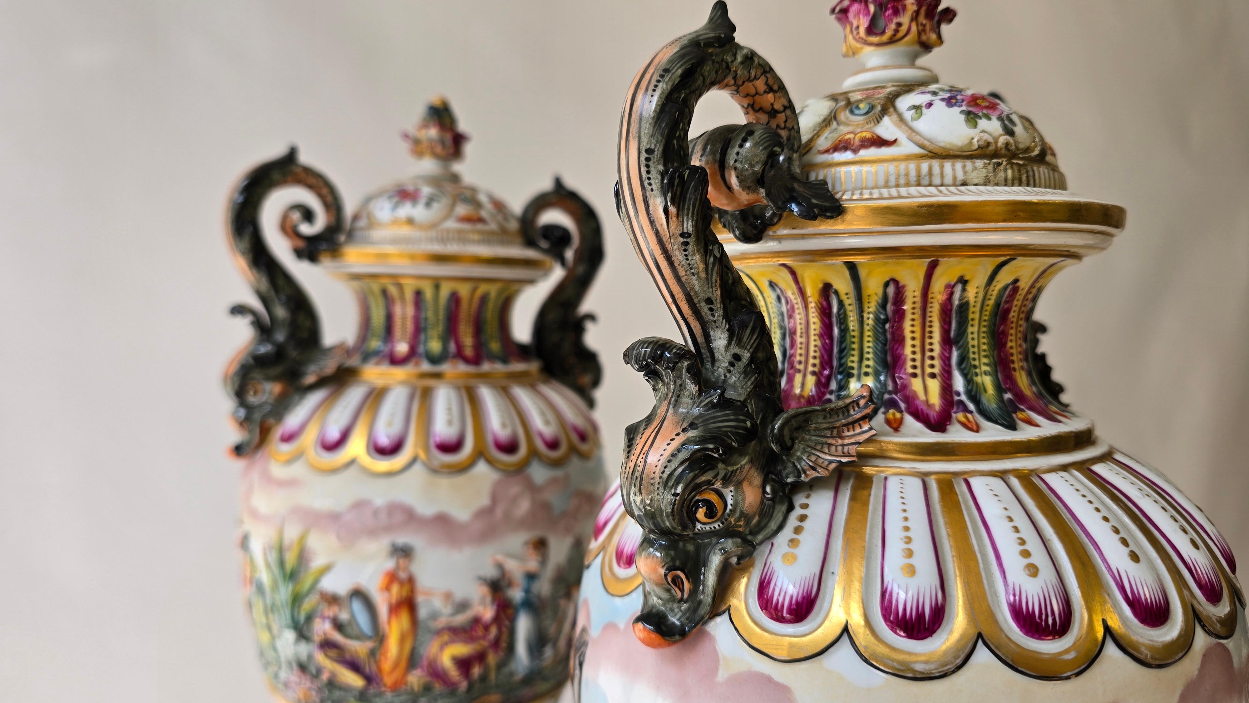 Coppia di urne in porcellana di Capodimonte del XIX secolo con rilievi mitologici in vendita 8