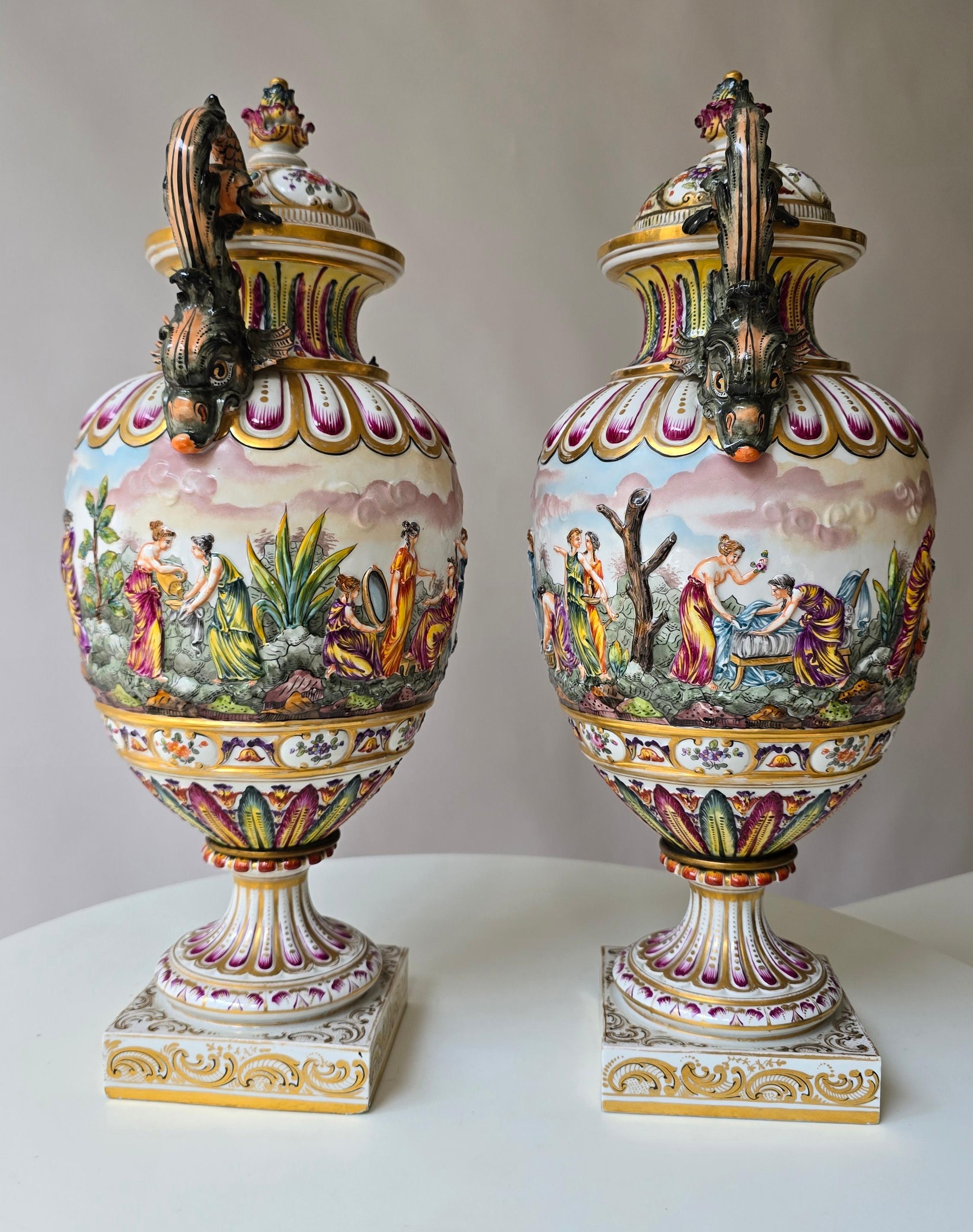 Neoclassico Coppia di urne in porcellana di Capodimonte del XIX secolo con rilievi mitologici in vendita