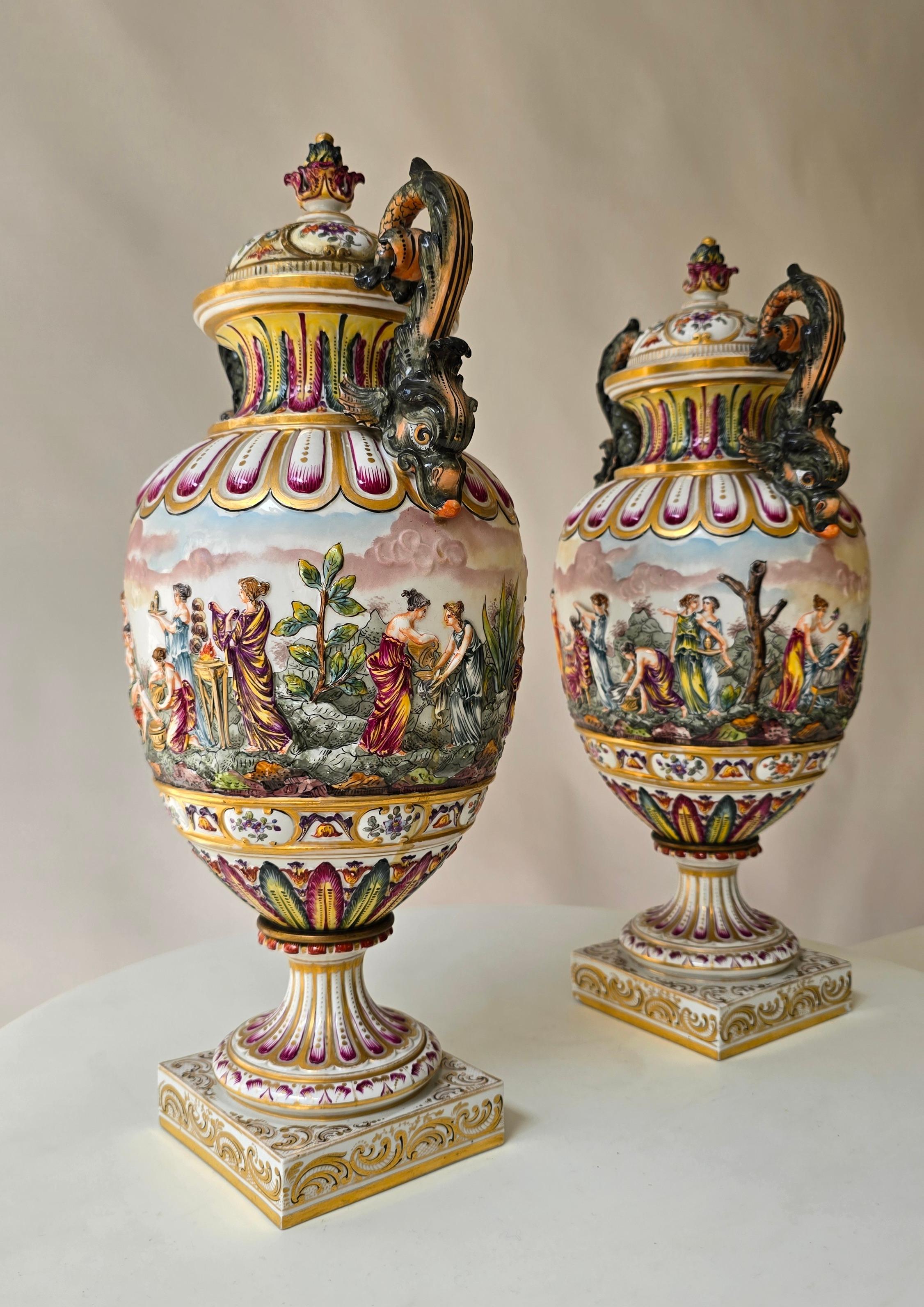 Italiano Coppia di urne in porcellana di Capodimonte del XIX secolo con rilievi mitologici in vendita