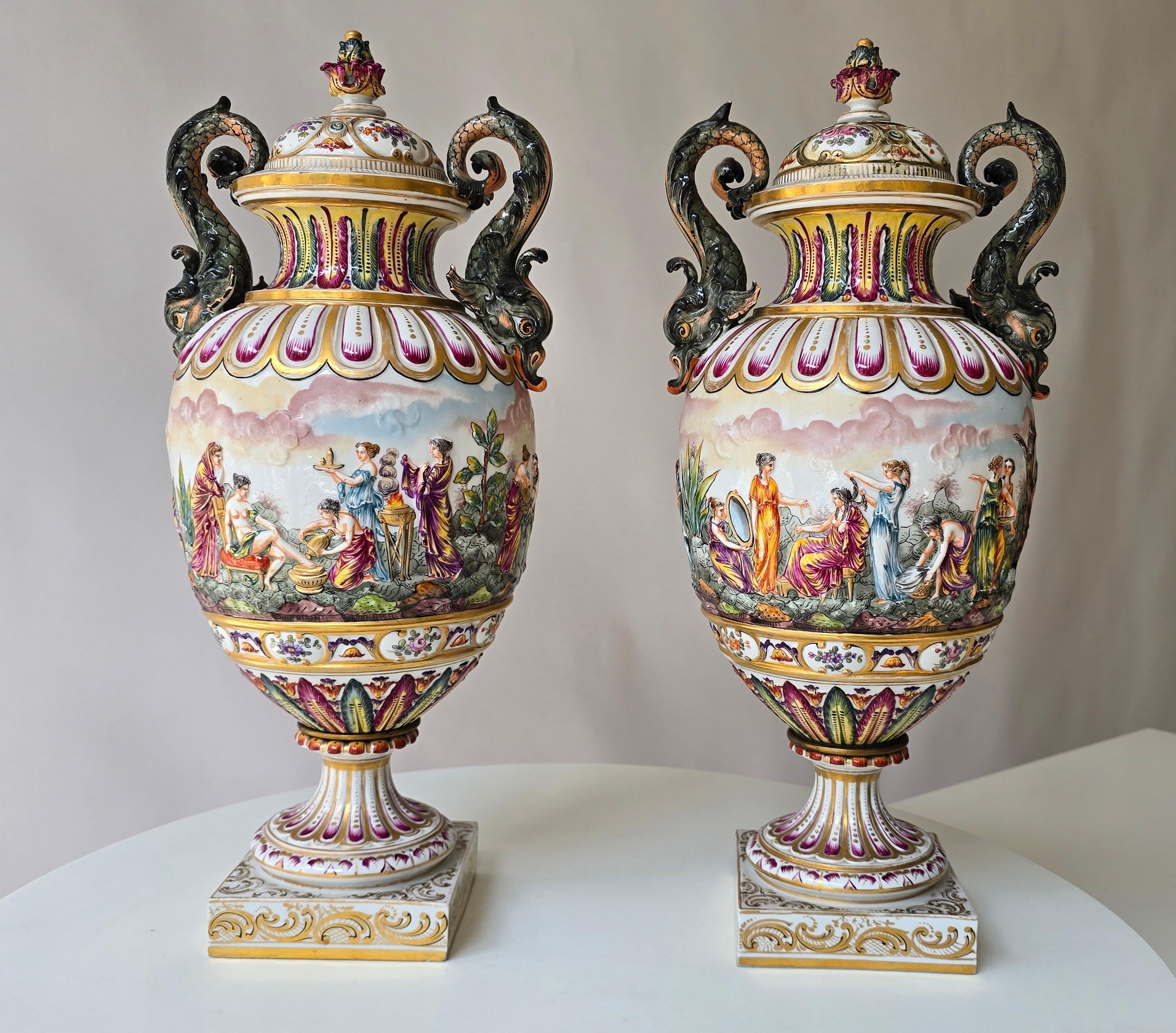 Coppia di urne in porcellana di Capodimonte del XIX secolo con rilievi mitologici In condizioni buone in vendita a Antwerp, BE