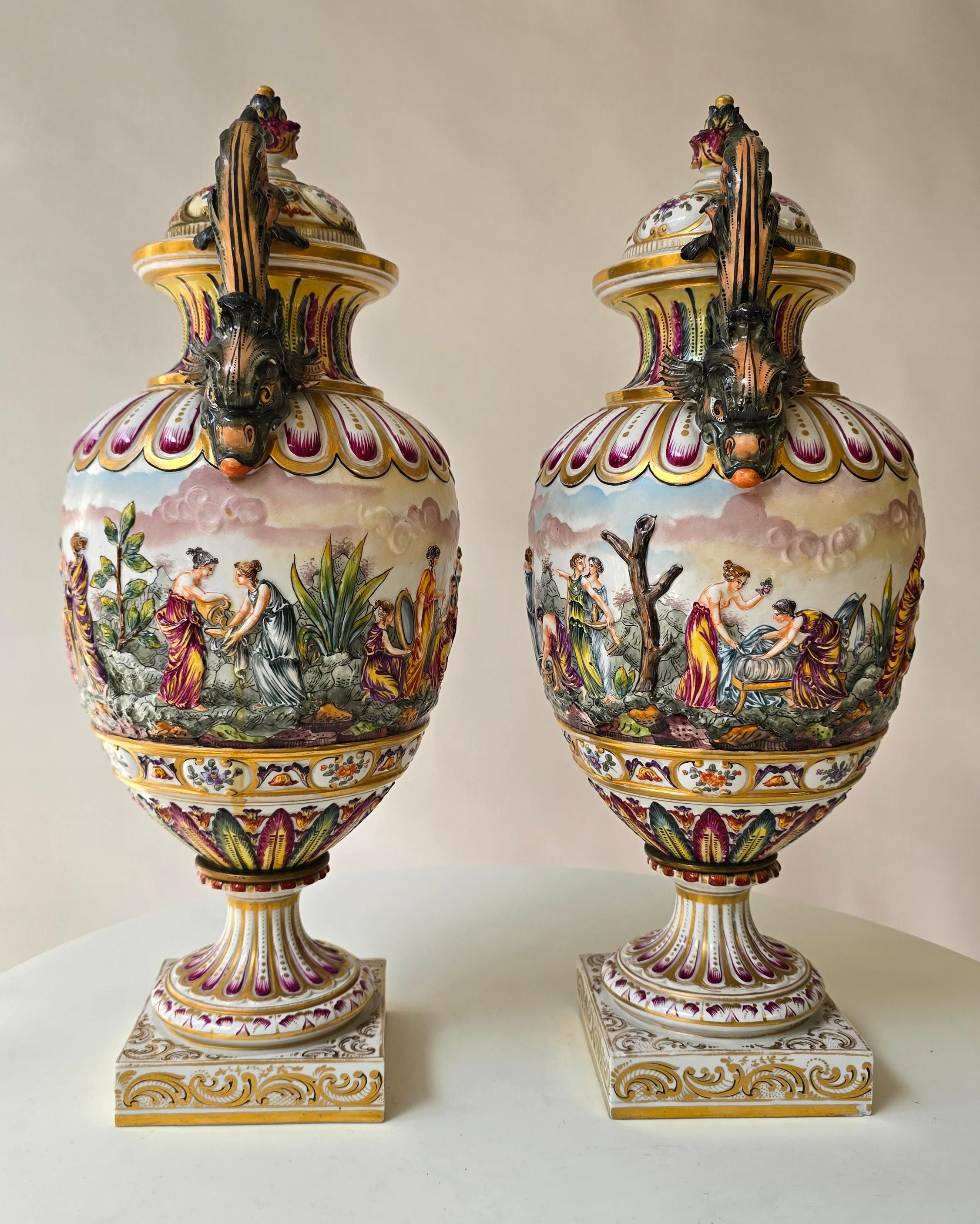 XX secolo Coppia di urne in porcellana di Capodimonte del XIX secolo con rilievi mitologici in vendita