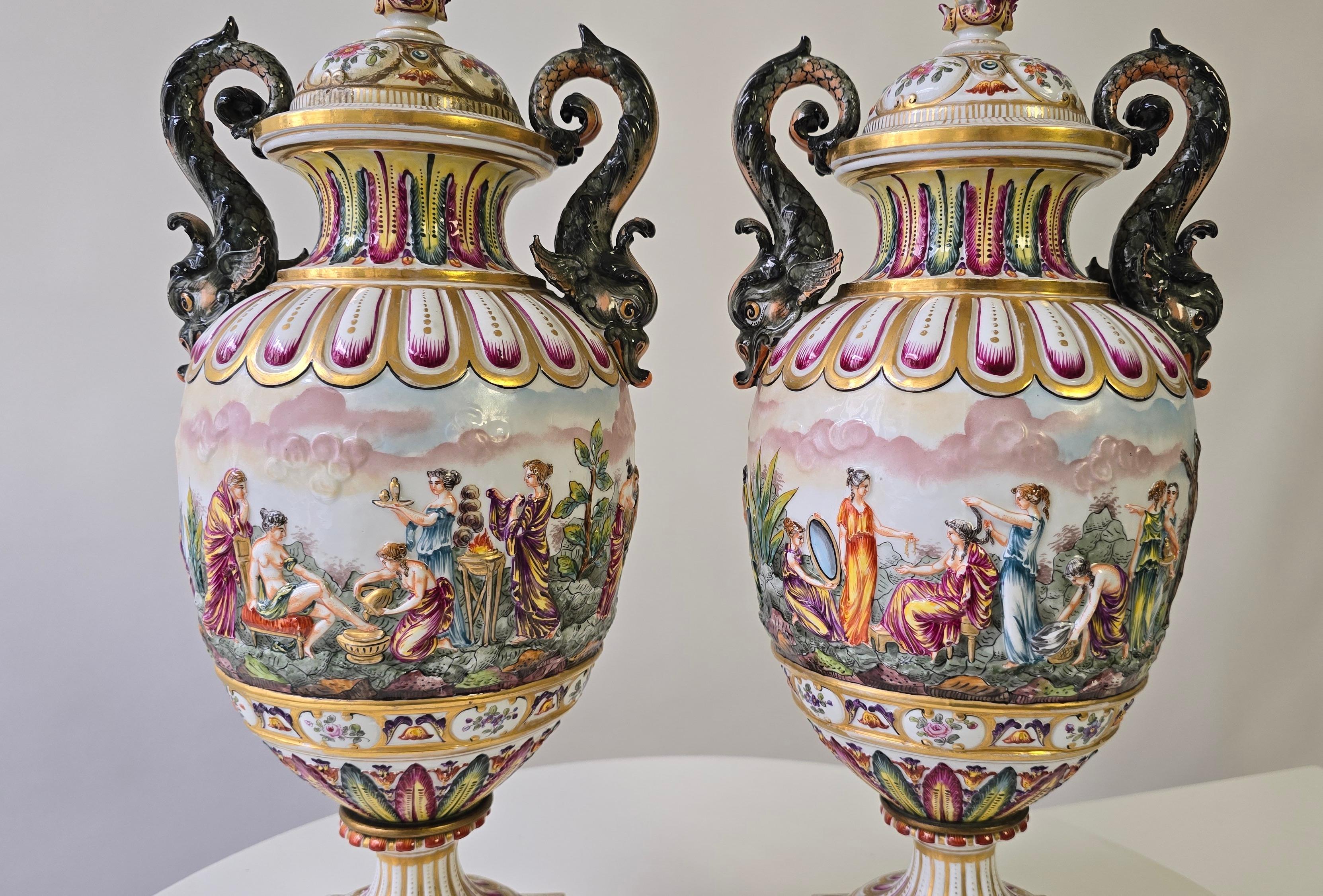 Porcellana Coppia di urne in porcellana di Capodimonte del XIX secolo con rilievi mitologici in vendita