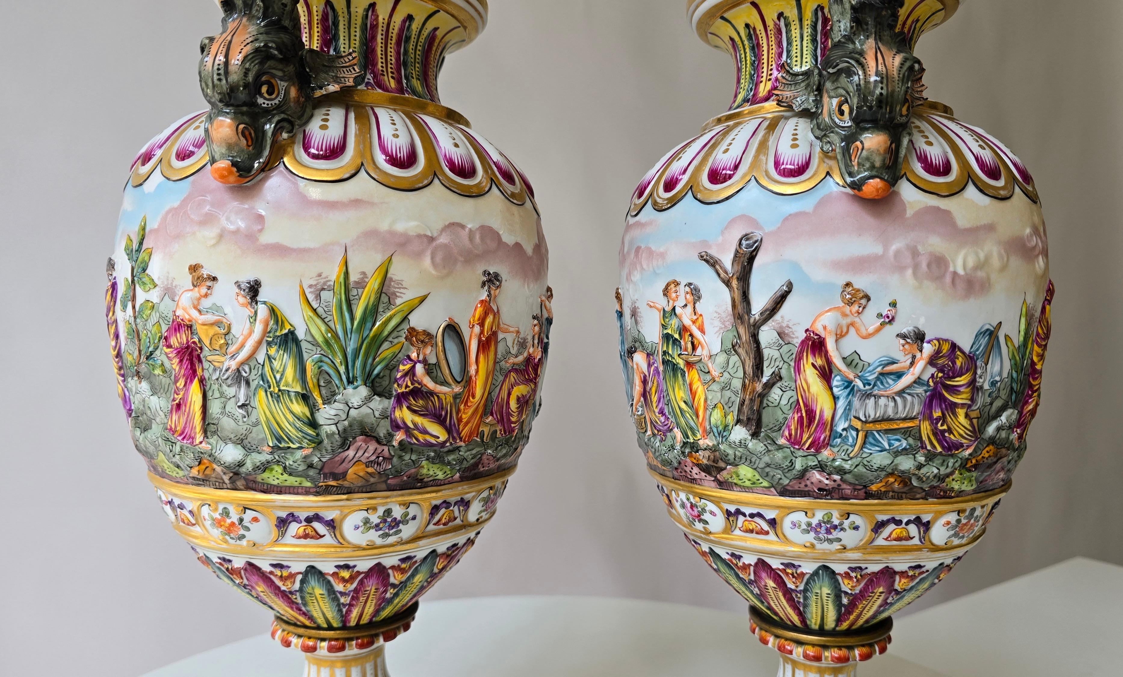 Coppia di urne in porcellana di Capodimonte del XIX secolo con rilievi mitologici in vendita 1