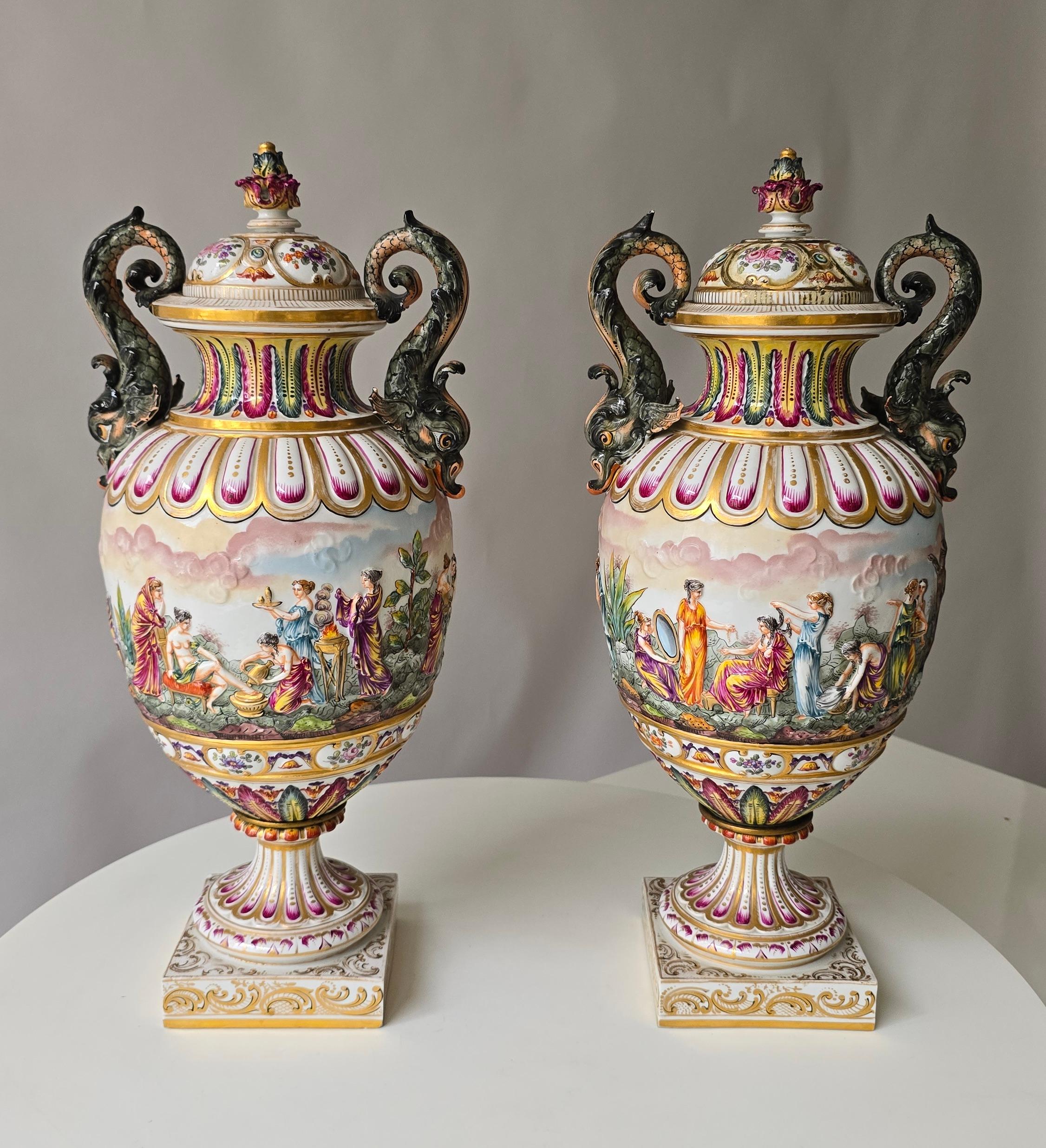 Coppia di urne in porcellana di Capodimonte del XIX secolo con rilievi mitologici in vendita 2