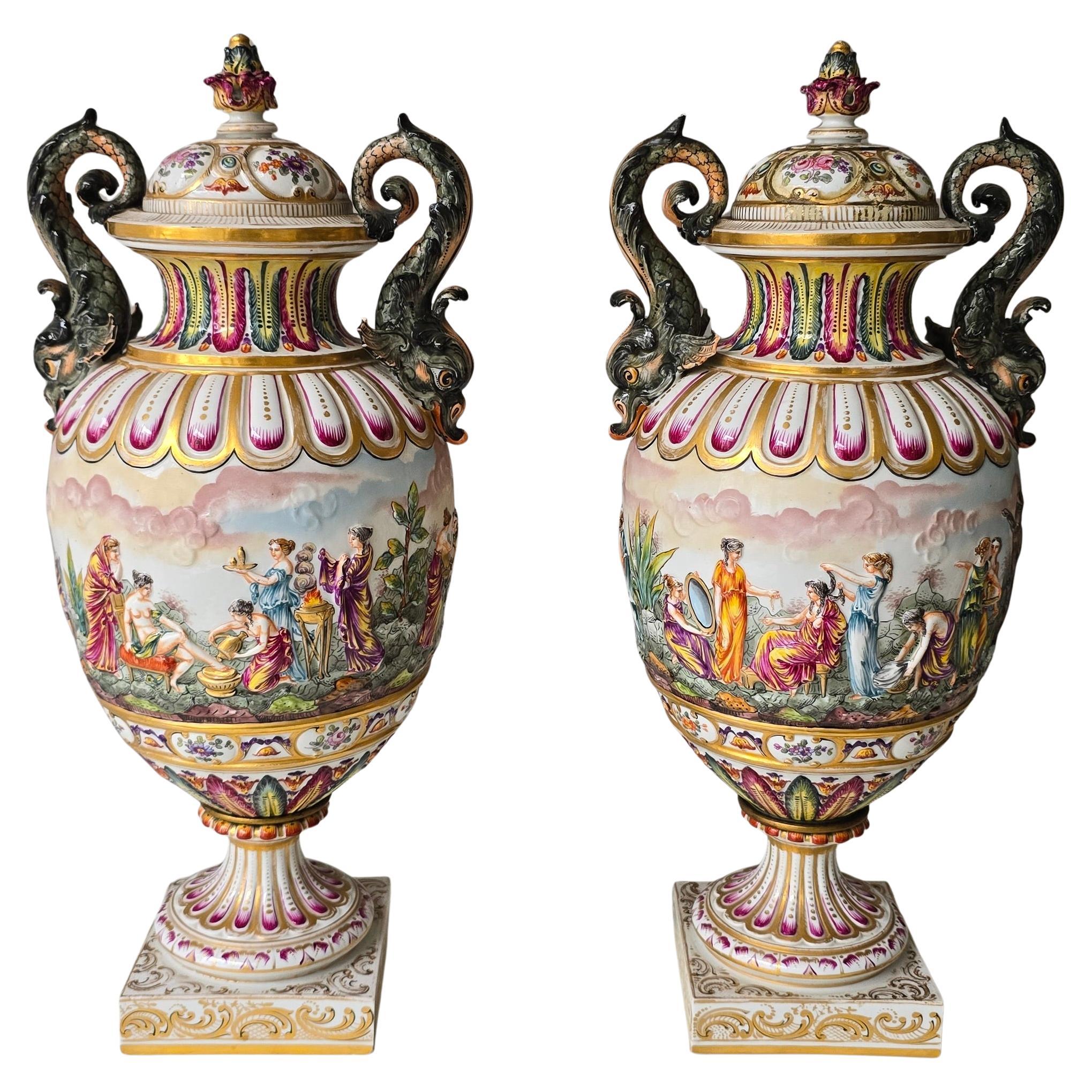 Coppia di urne in porcellana di Capodimonte del XIX secolo con rilievi mitologici
