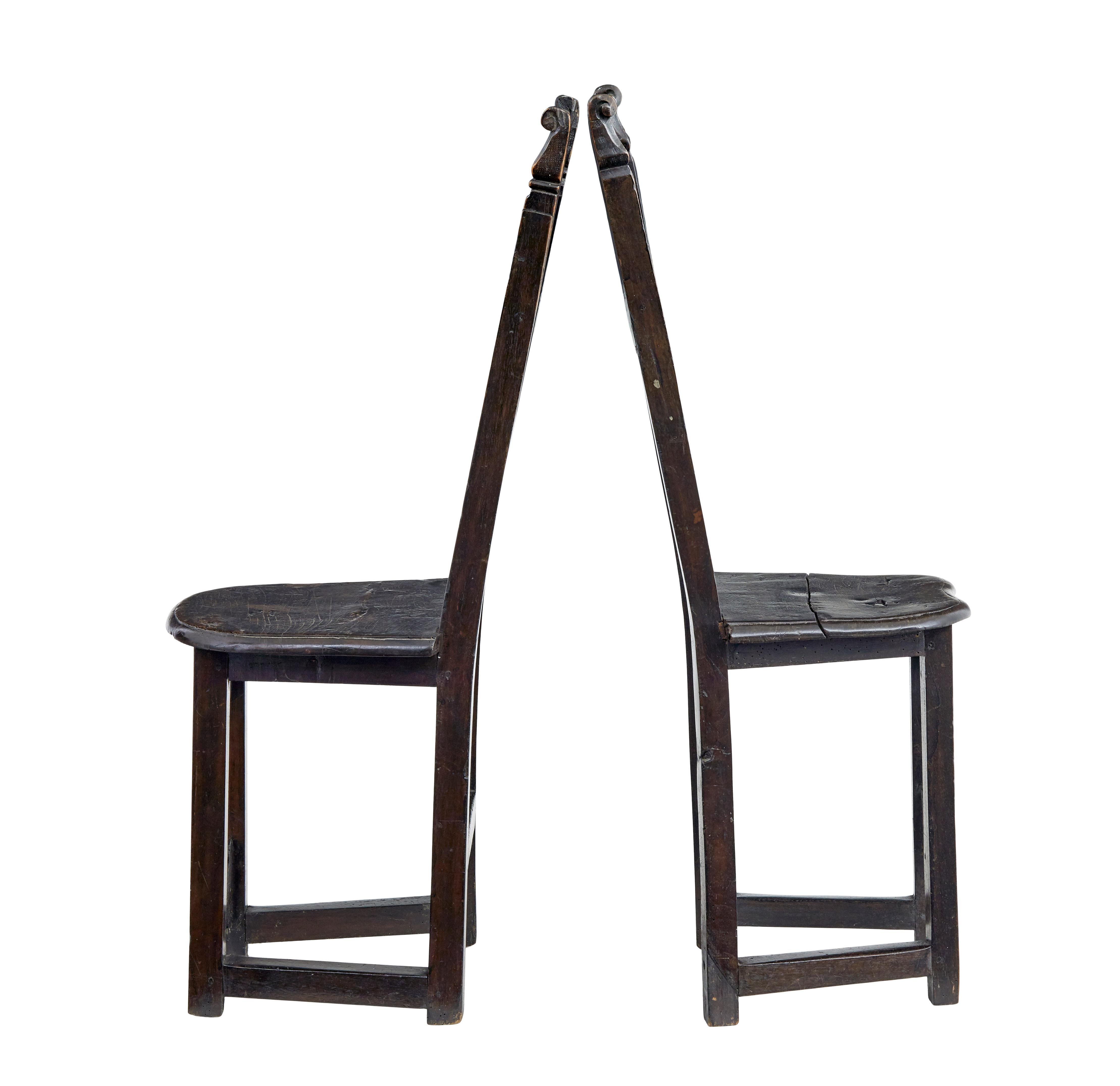 Paire inhabituelle de chaises d'entrée d'inspiration carolingienne vers 1880.

Fabriqué à partir d'éléments du XVIIIe siècle.  Les dossiers sont sculptés avec des plaques florales incrustées.
Légères différences dans les sculptures, voir les