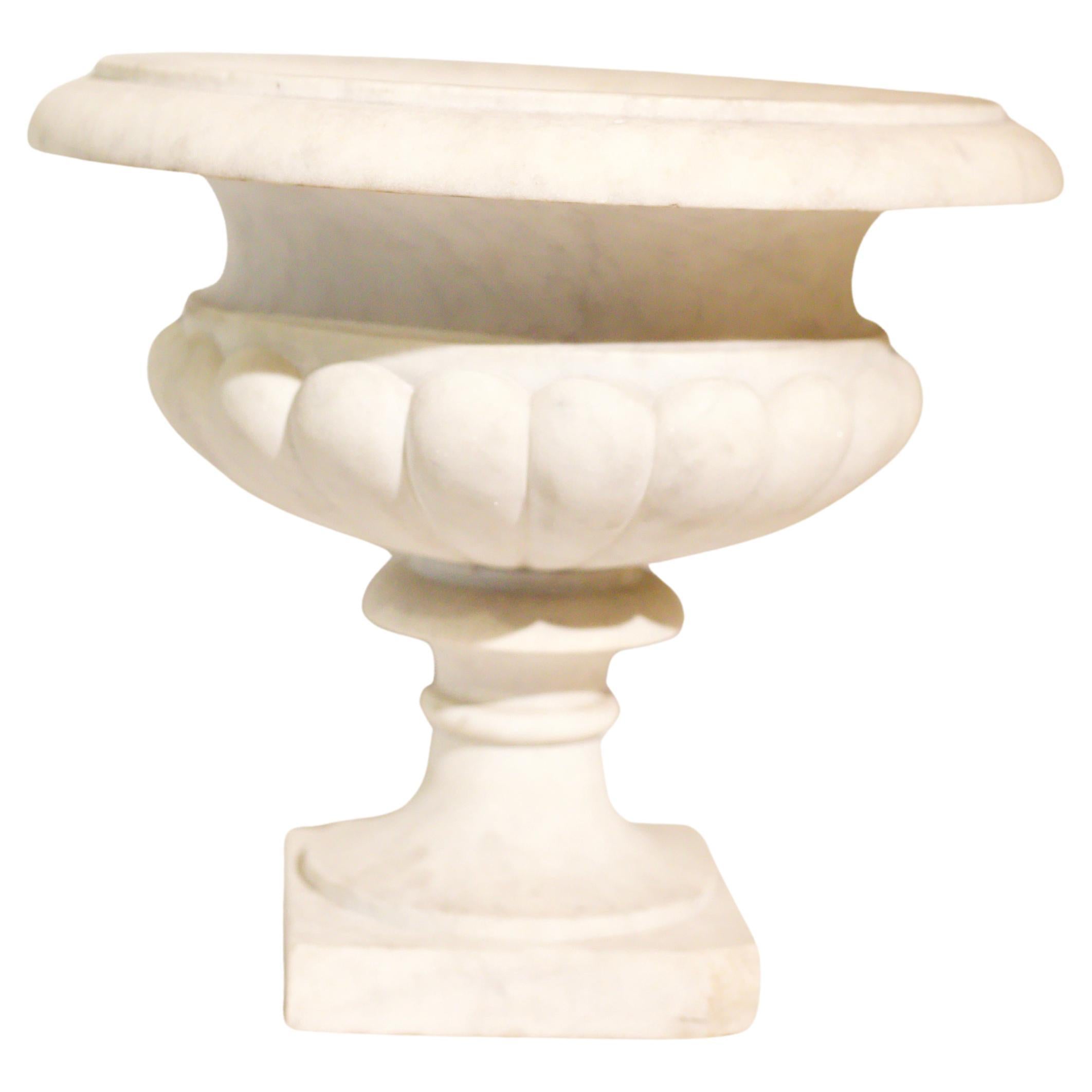 Una splendida coppia di fioriere in marmo di Carrara, realizzate con maestria per mostrare l'eleganza e il fascino senza tempo di questo materiale pregiato. Queste fioriere hanno un design classico, con contorni morbidi e una finitura bianca