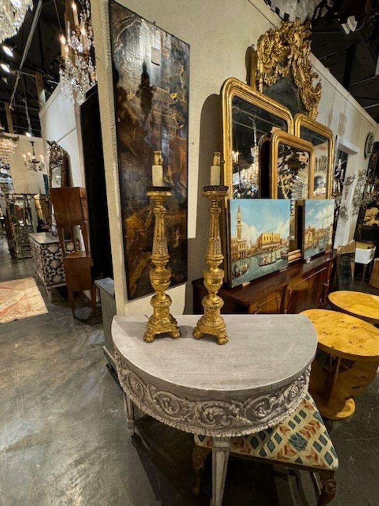 Pareja de varas de altar talladas del siglo XIX montadas como lámparas Italiano en venta