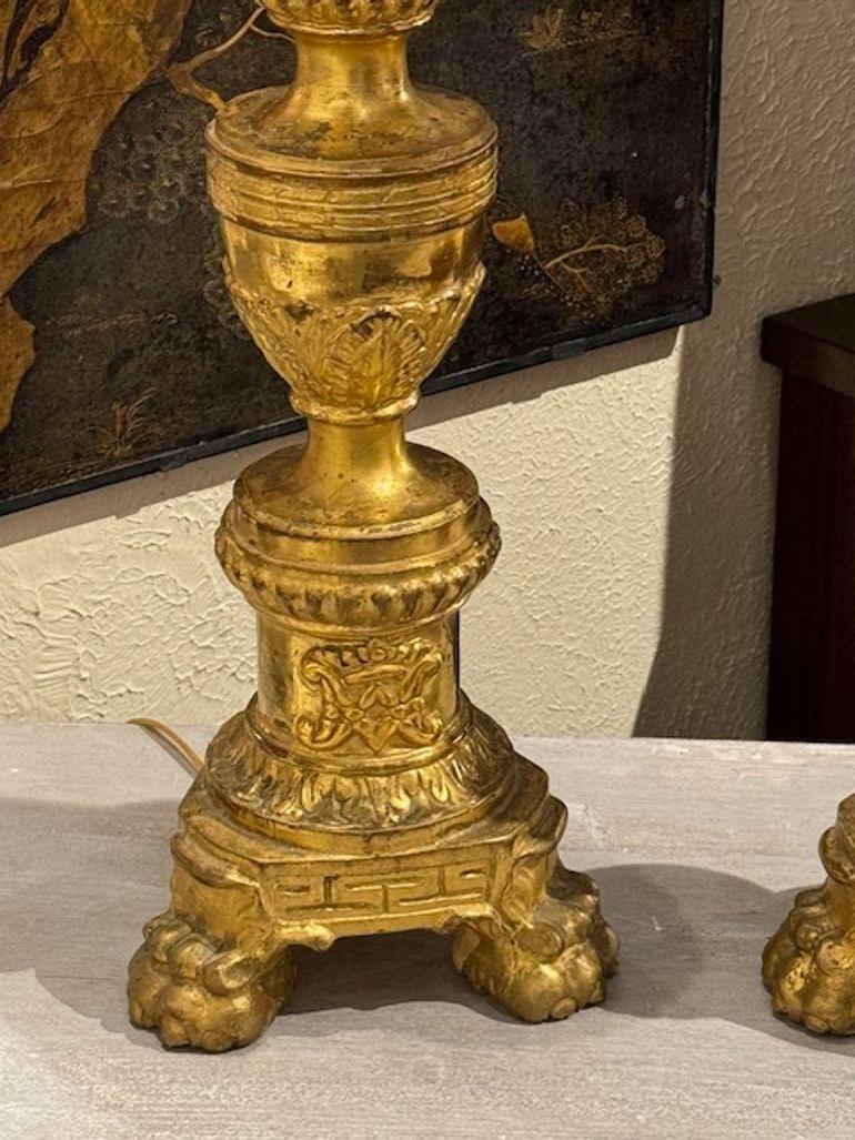 Pareja de varas de altar talladas del siglo XIX montadas como lámparas Tallado a mano en venta