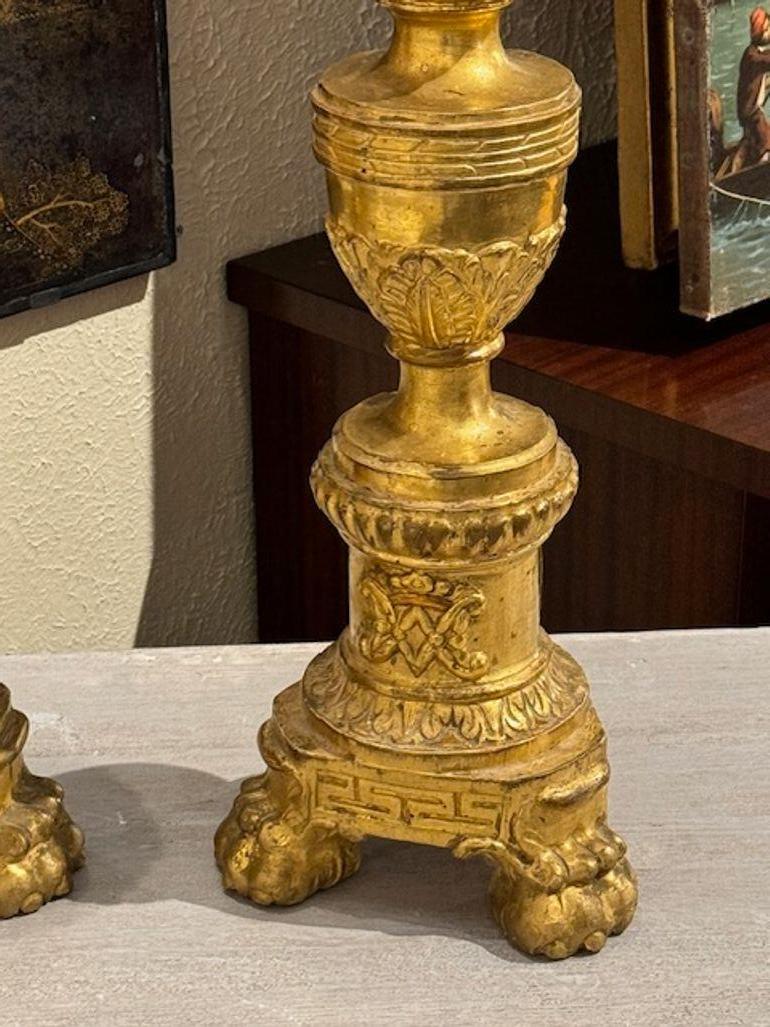 Pareja de varas de altar talladas del siglo XIX montadas como lámparas en Bueno estado para la venta en Dallas, TX