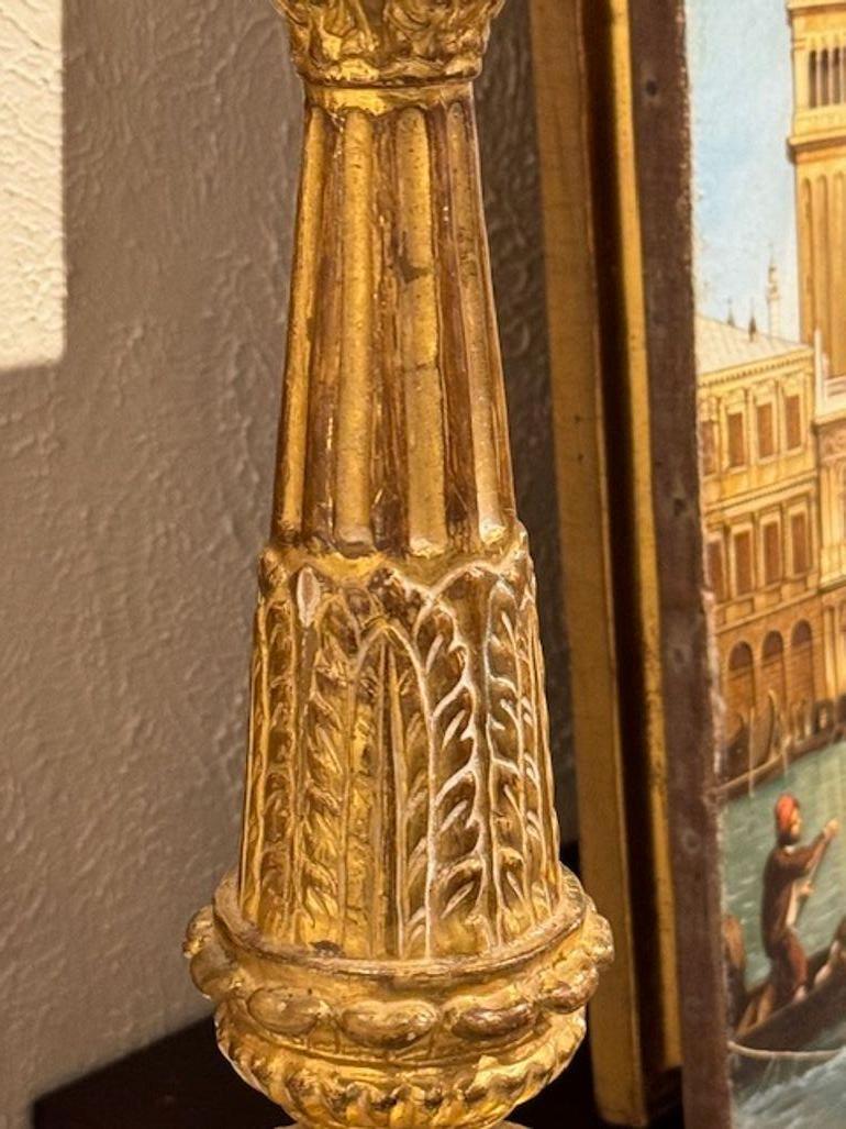 Pareja de varas de altar talladas del siglo XIX montadas como lámparas Madera dorada en venta