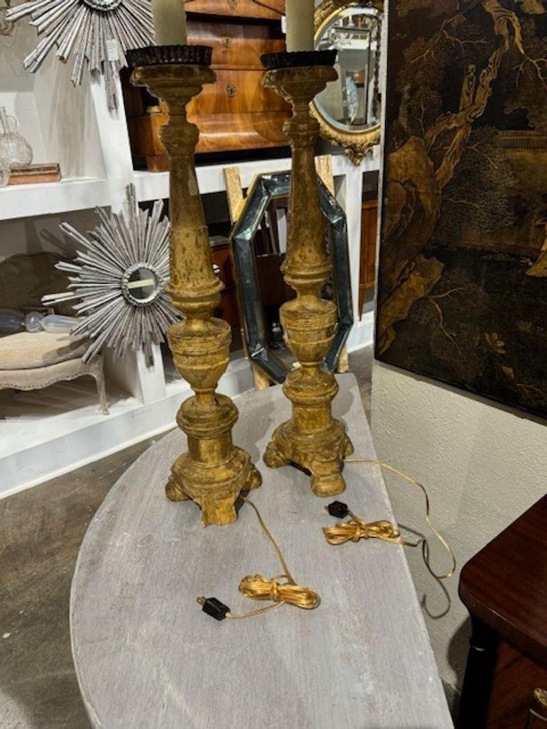 Pareja de varas de altar talladas del siglo XIX montadas como lámparas en venta 2