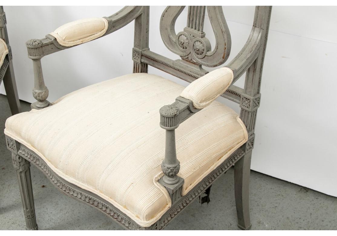 Européen Paire de fauteuils à dossier en forme de lyre du XIXe siècle, sculptés et décorés à la peinture en vente