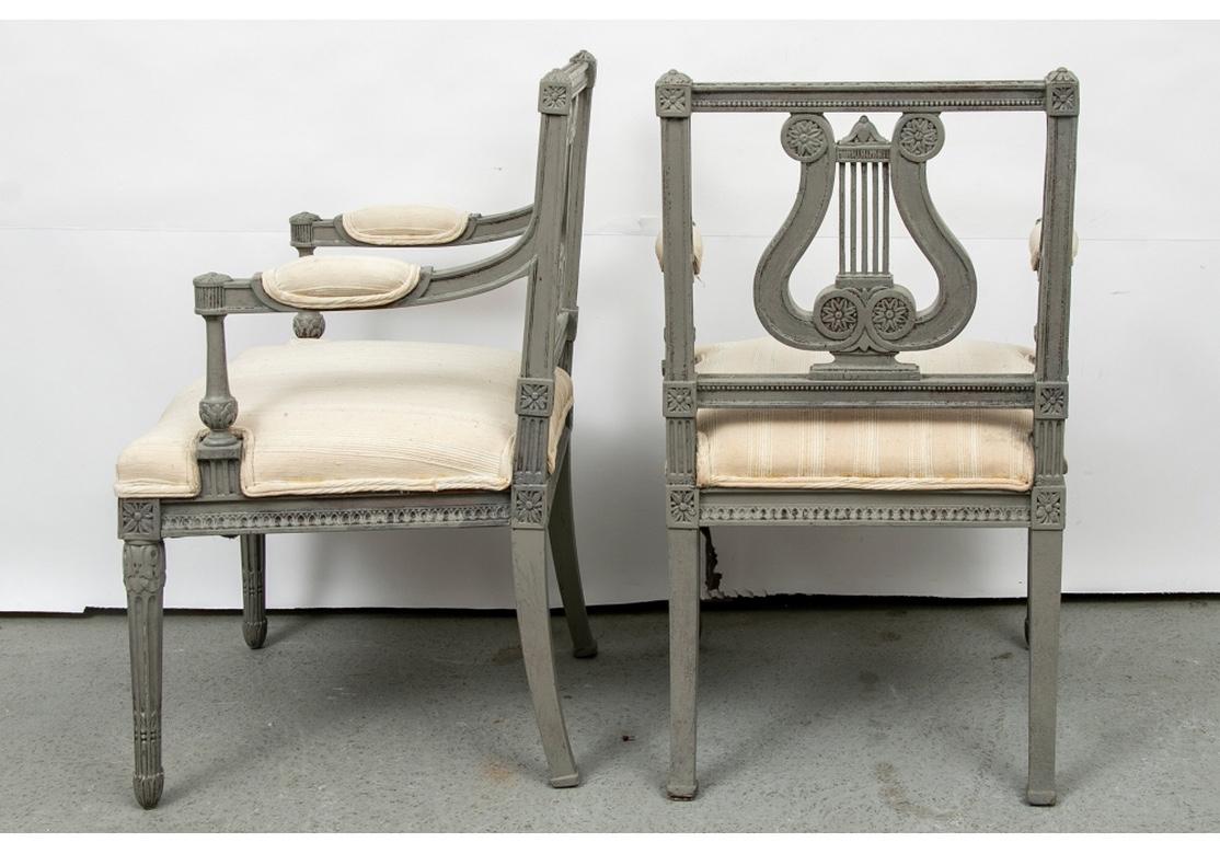 Paire de fauteuils à dossier en forme de lyre du XIXe siècle, sculptés et décorés à la peinture en vente 1