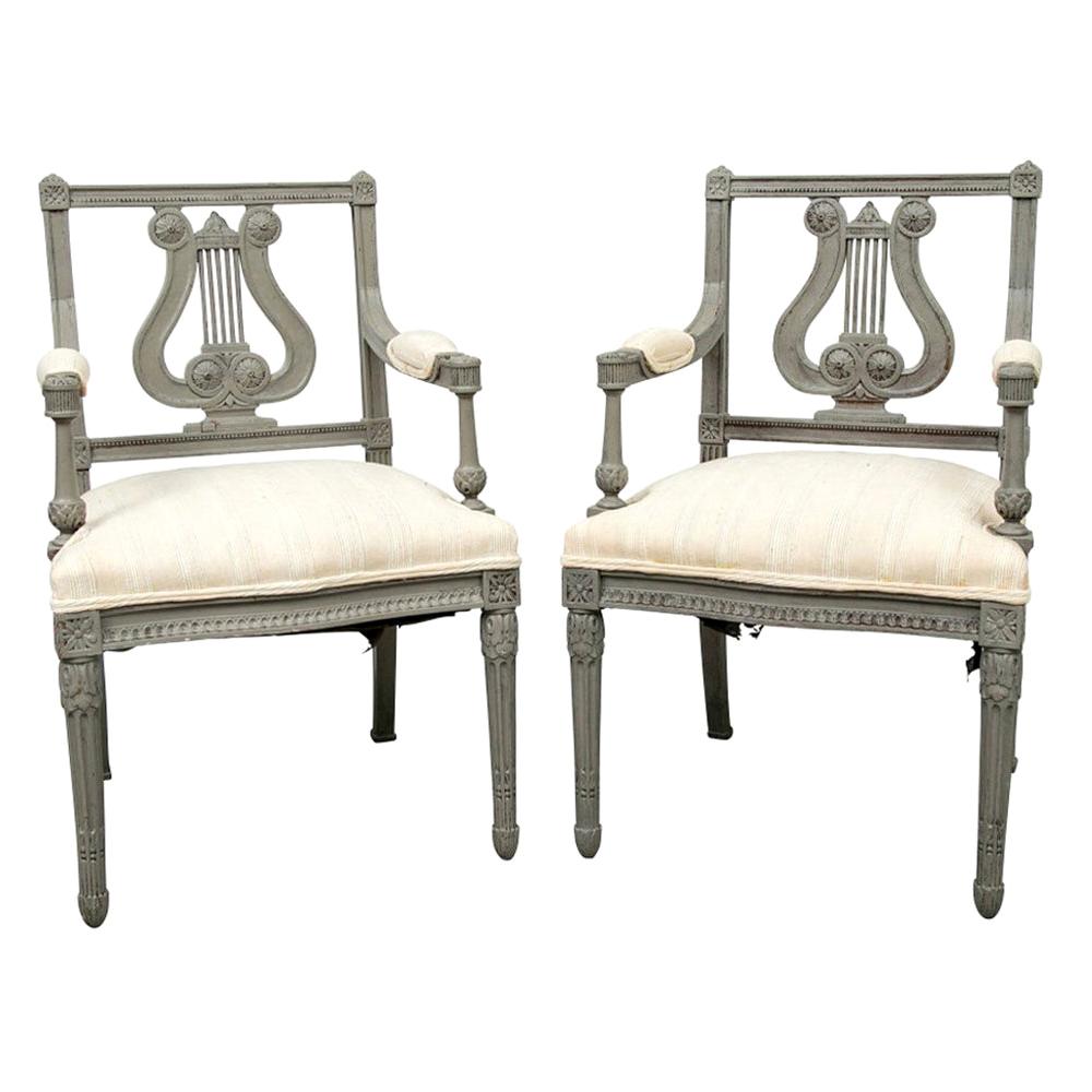 Paire de fauteuils à dossier en forme de lyre du XIXe siècle, sculptés et décorés à la peinture en vente