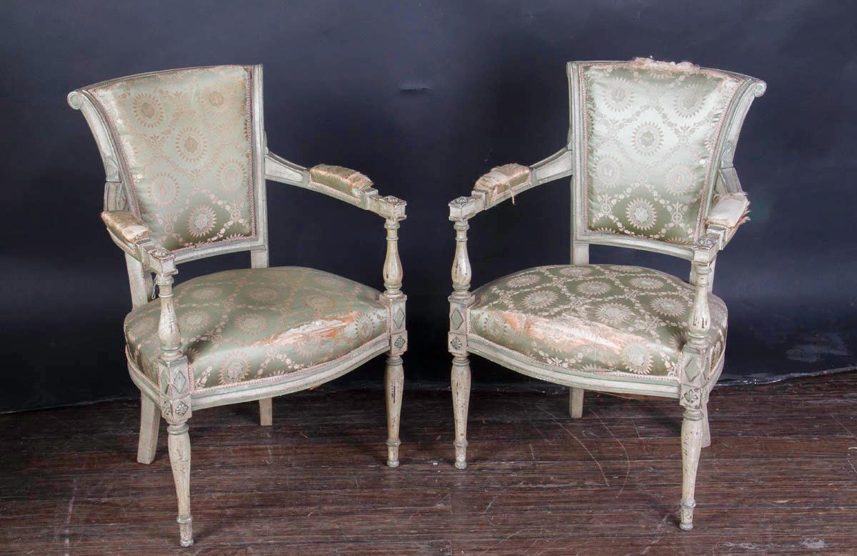 Paar geschnitzte und bemalte Directoire-Fauteuils aus dem 19. (Französisch) im Angebot