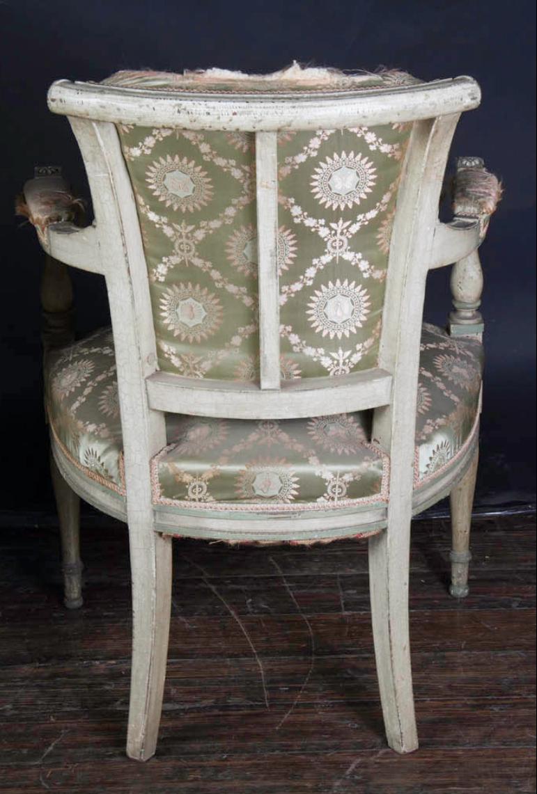 Paar geschnitzte und bemalte Directoire-Fauteuils aus dem 19. (Handgeschnitzt) im Angebot